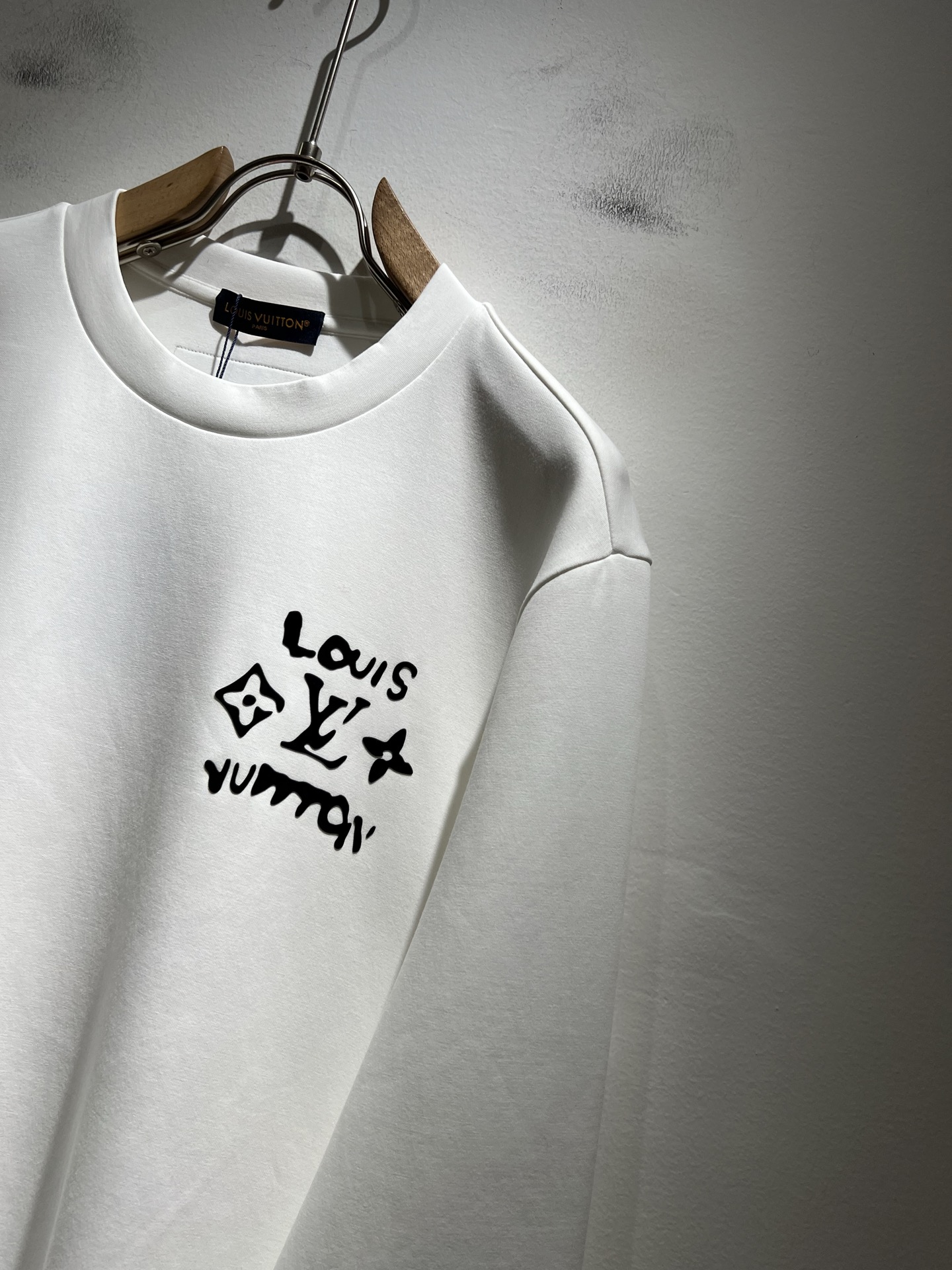 LouisVuitt*路易*登 2025秋冬全新系列单品上线，非常时髦前卫的一款男女同款👫长袖卫衣，胸前