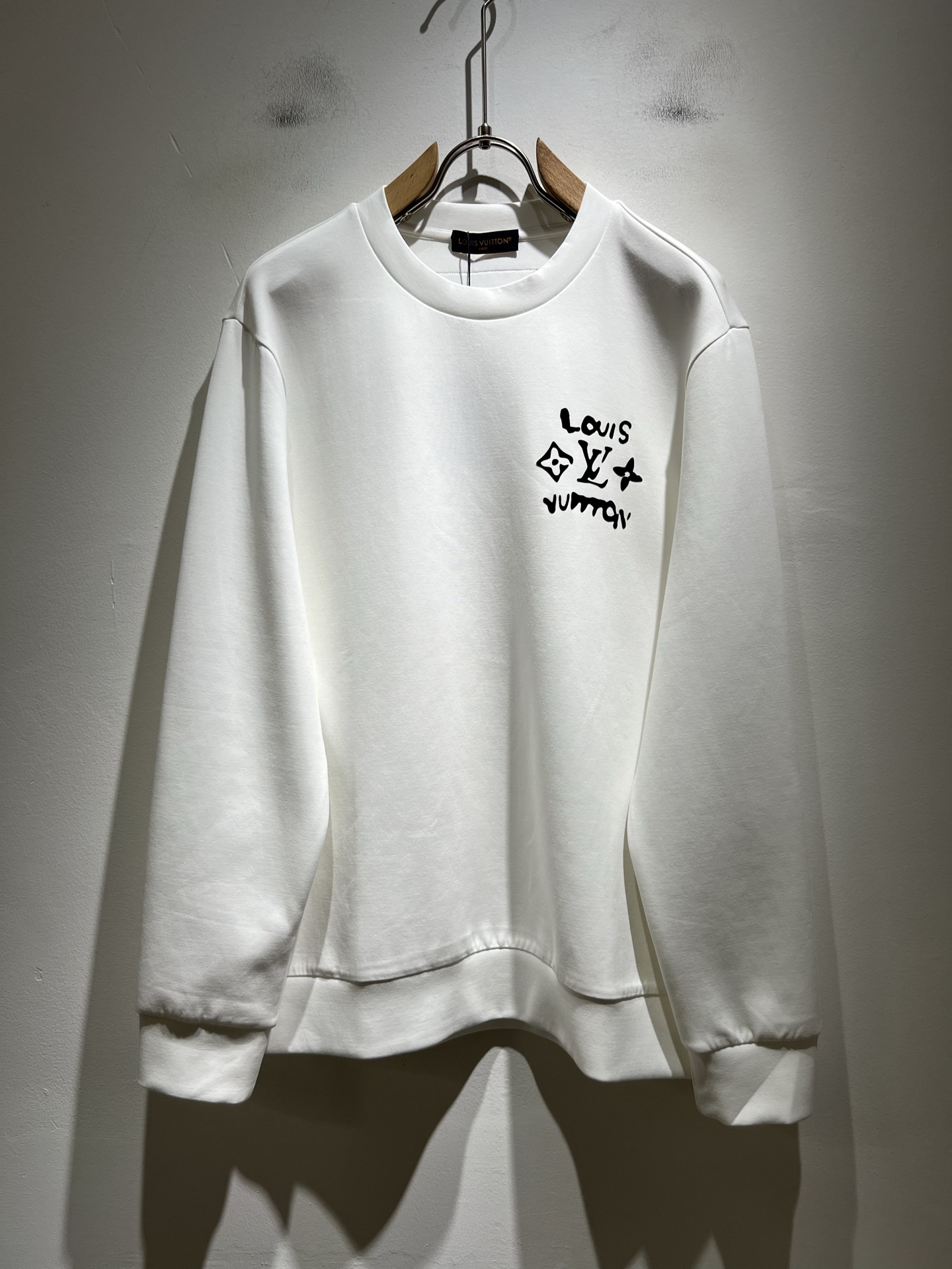 NO:529923,LouisVuitt*Louis*Deng The new series of autumn and winter products in 2025 are launched, a very fashionable and avant-garde long-sleeved sweatshirt for men and women, with a logo on the chest logo pattern glue-pressing design!  Different from the past, it declares the design concept that has been passed down for many years in the brand!  Its eye-catchingness is no less than any classic style, perfectly presenting the fashionable, high-end and luxurious feeling in front of the world!  Made of imported cotton materials, selected high-quality pure cotton fabrics, soft and soft to the touch, the real thing is definitely beyond your imagination, and it has been used to the extreme!  Size M-3XL, louis vuitton,louis vuitton,hoodie,sweatshirts,alexander wang19860909LouisVuitt*路易*登 2025秋冬全新系列单品上线,非常时髦前卫的一款男女同款长袖卫衣,胸前标识logo图案压胶设计！区别于以往的不同,宣示品牌传承多年的设计理念！其吸睛度完全不亚于任何经典款式,将时髦高级感与奢华感完美呈现在世人眼前！客供进口全棉材质制成,精选优质纯棉面料,触感软糯亲肤细腻,实物到手绝对超乎你的想象,发挥到了极致！尺码M-3XL,,louis vuitton,louis vuitton,hoodie,sweatshirts,alexander wang,Men's clothing