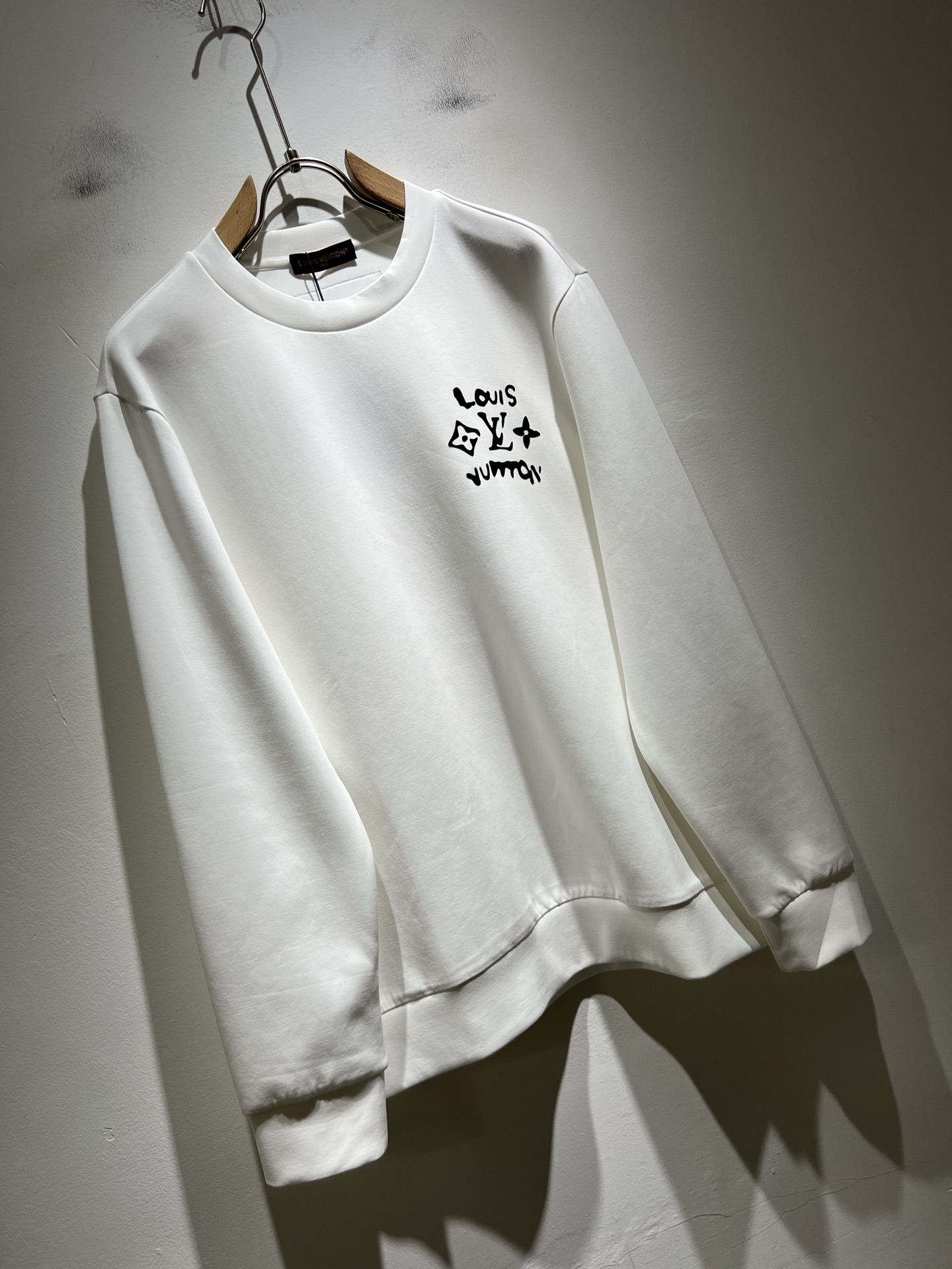 LouisVuitt*路易*登 2025秋冬全新系列单品上线，非常时髦前卫的一款男女同款👫长袖卫衣，胸前