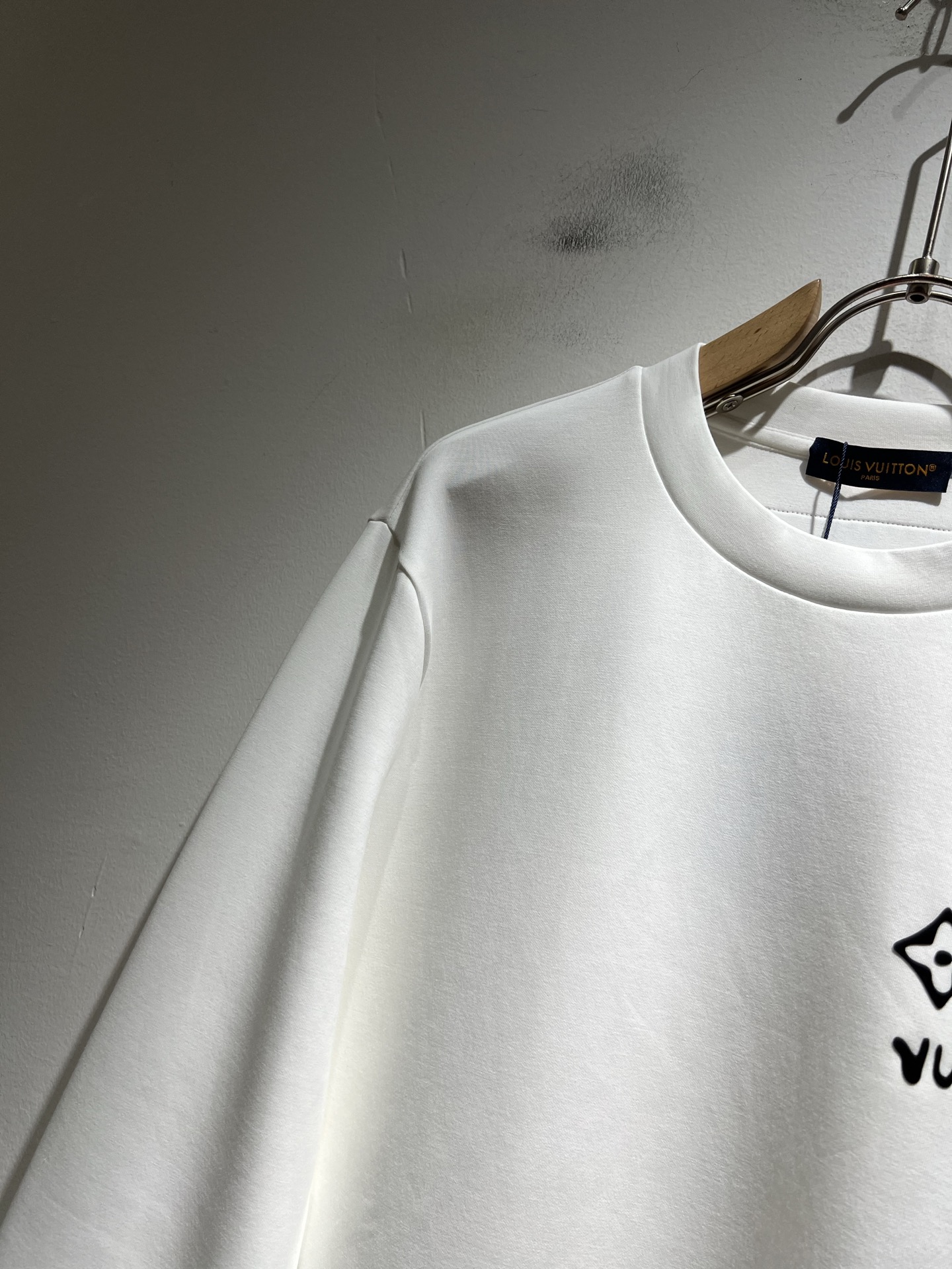 LouisVuitt*路易*登 2025秋冬全新系列单品上线，非常时髦前卫的一款男女同款👫长袖卫衣，胸前