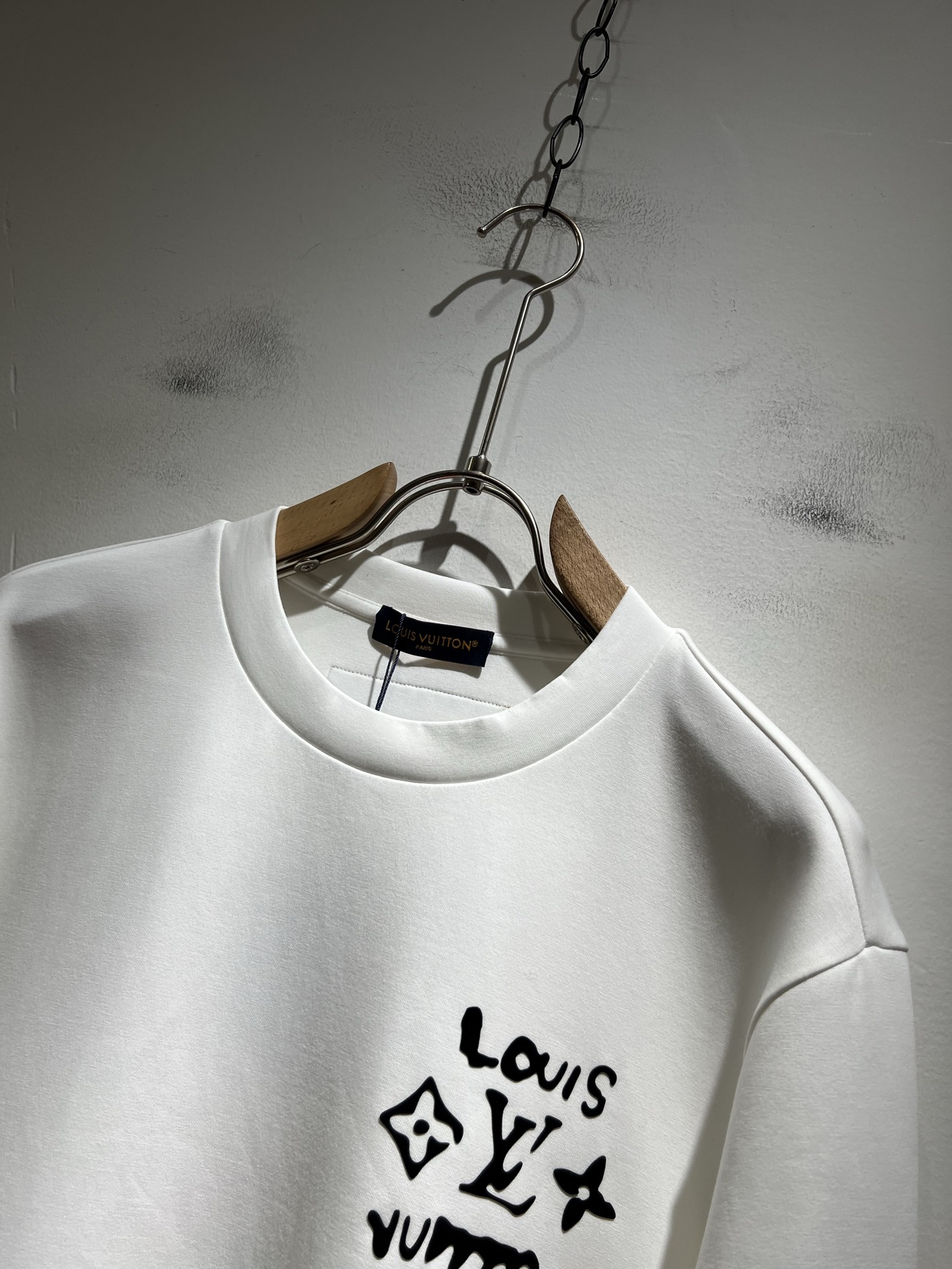 LouisVuitt*路易*登 2025秋冬全新系列单品上线，非常时髦前卫的一款男女同款👫长袖卫衣，胸前