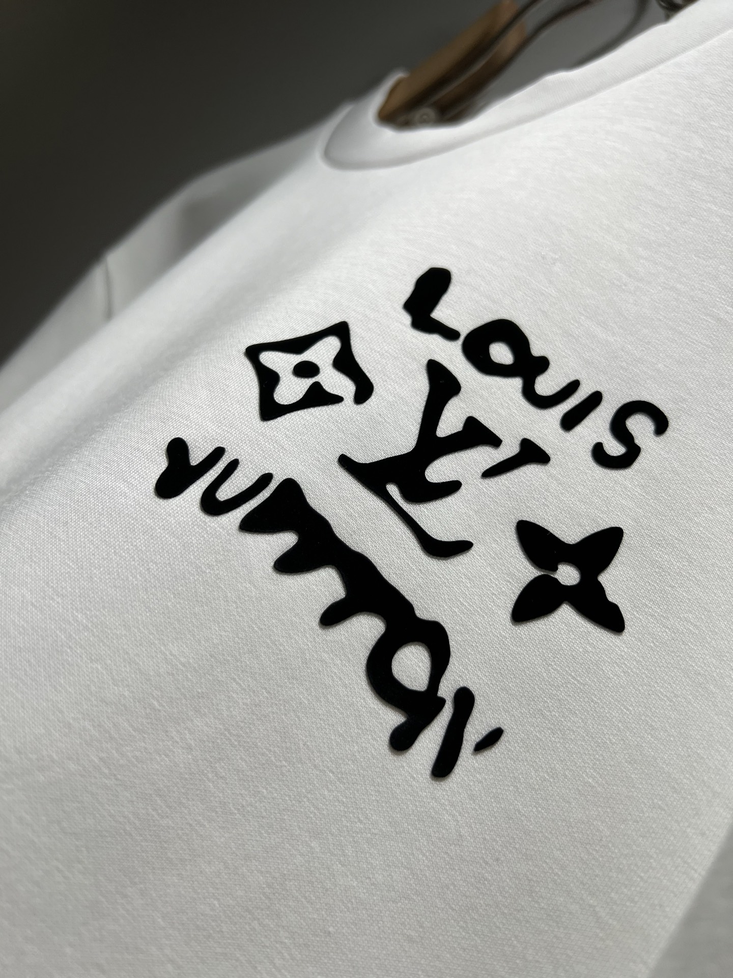 LouisVuitt*路易*登 2025秋冬全新系列单品上线，非常时髦前卫的一款男女同款👫长袖卫衣，胸前