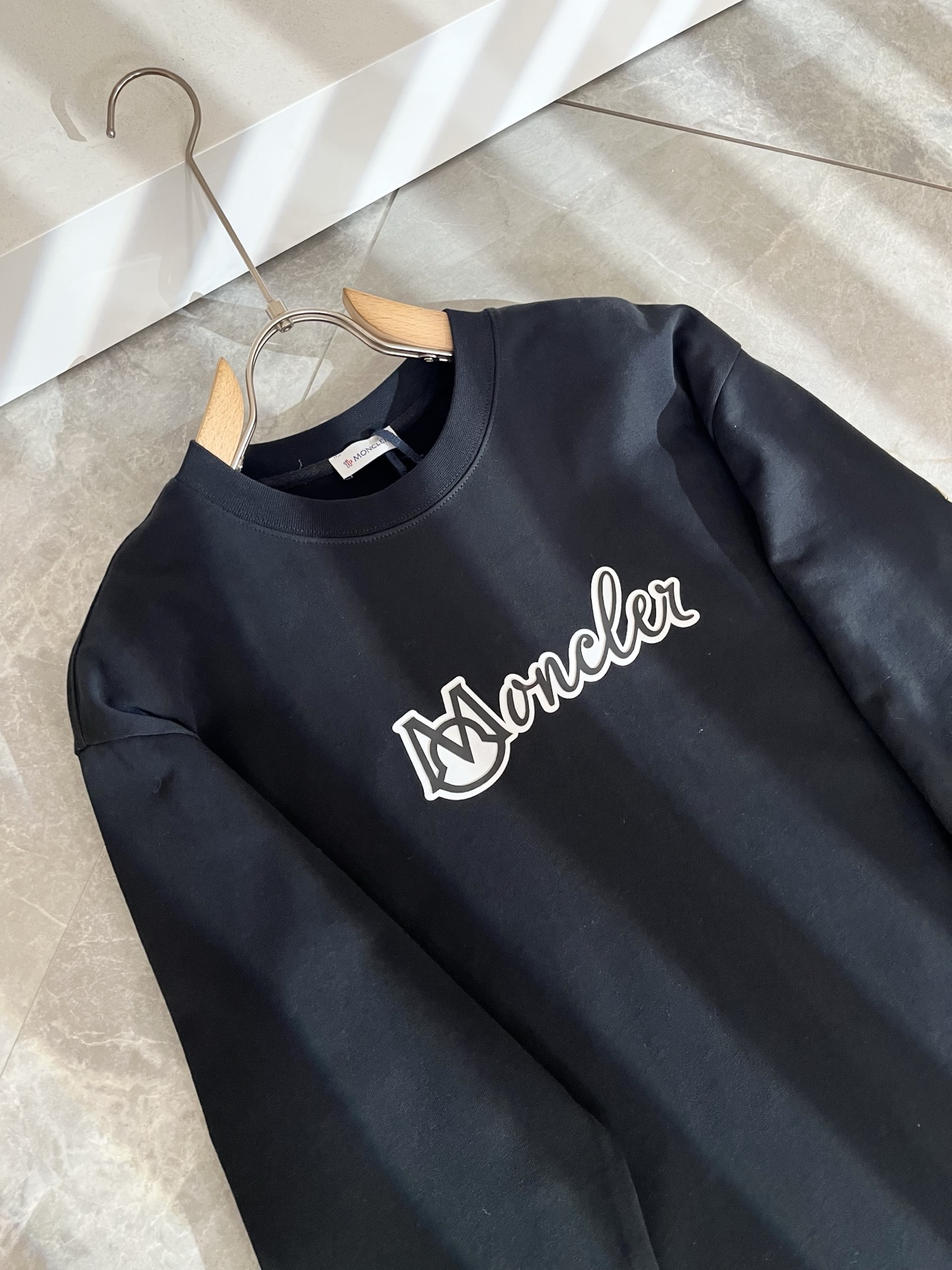 Moncler蒙家 2025秋冬最新男女同款👫贸易订单长袖打底衫，全品相！！网红款！采用logo图案压胶