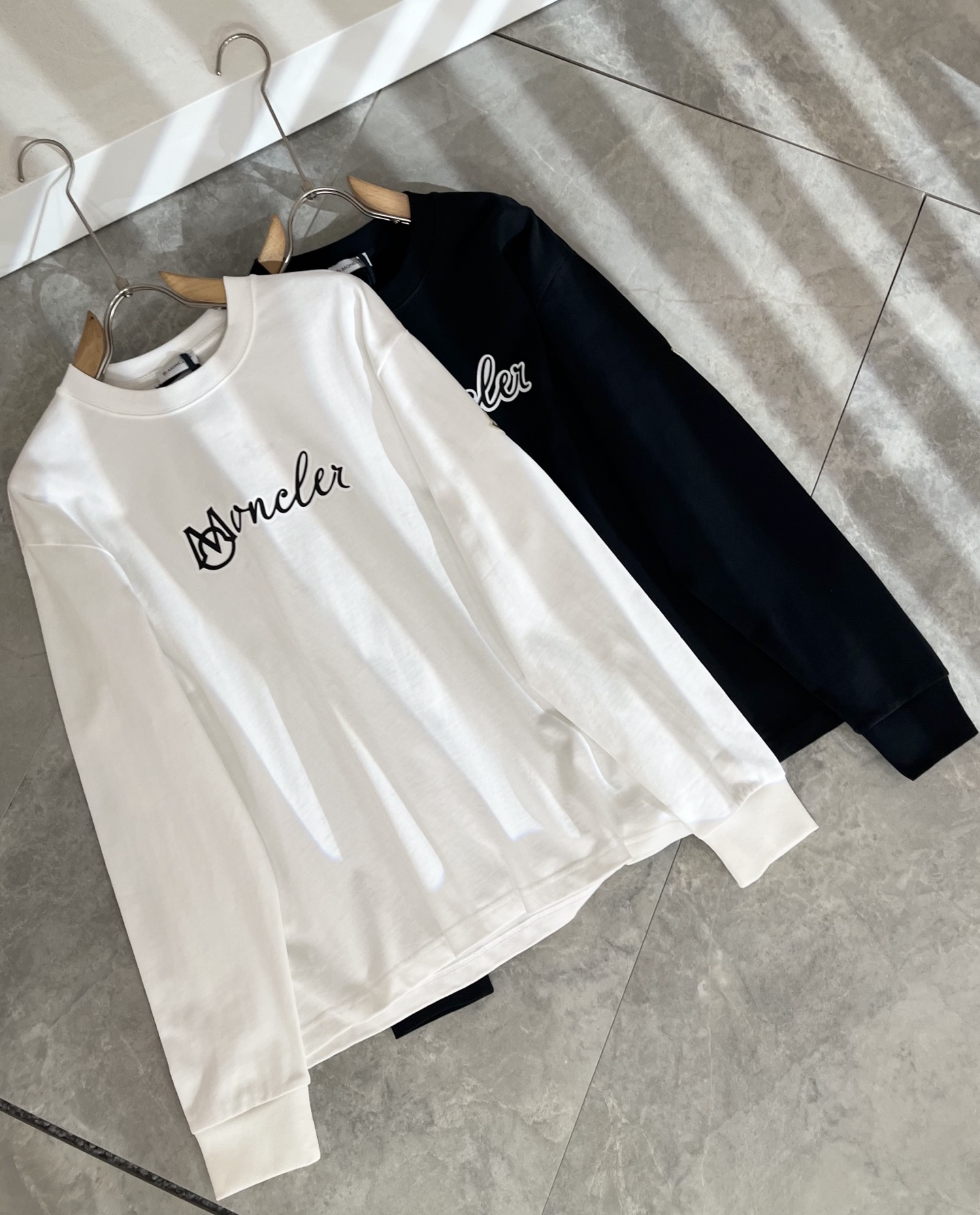 Moncler蒙家 2025秋冬最新男女同款👫贸易订单长袖打底衫，全品相！！网红款！采用logo图案压胶