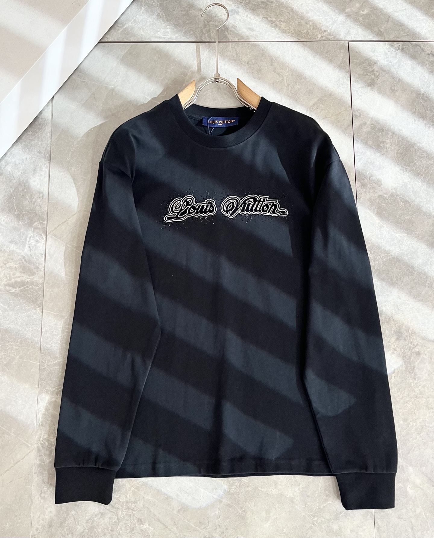 LouisVuitt*路易*登 2025秋冬新款男士长袖打底衫，非常时髦胸前logo压胶烫钻修饰！区别于