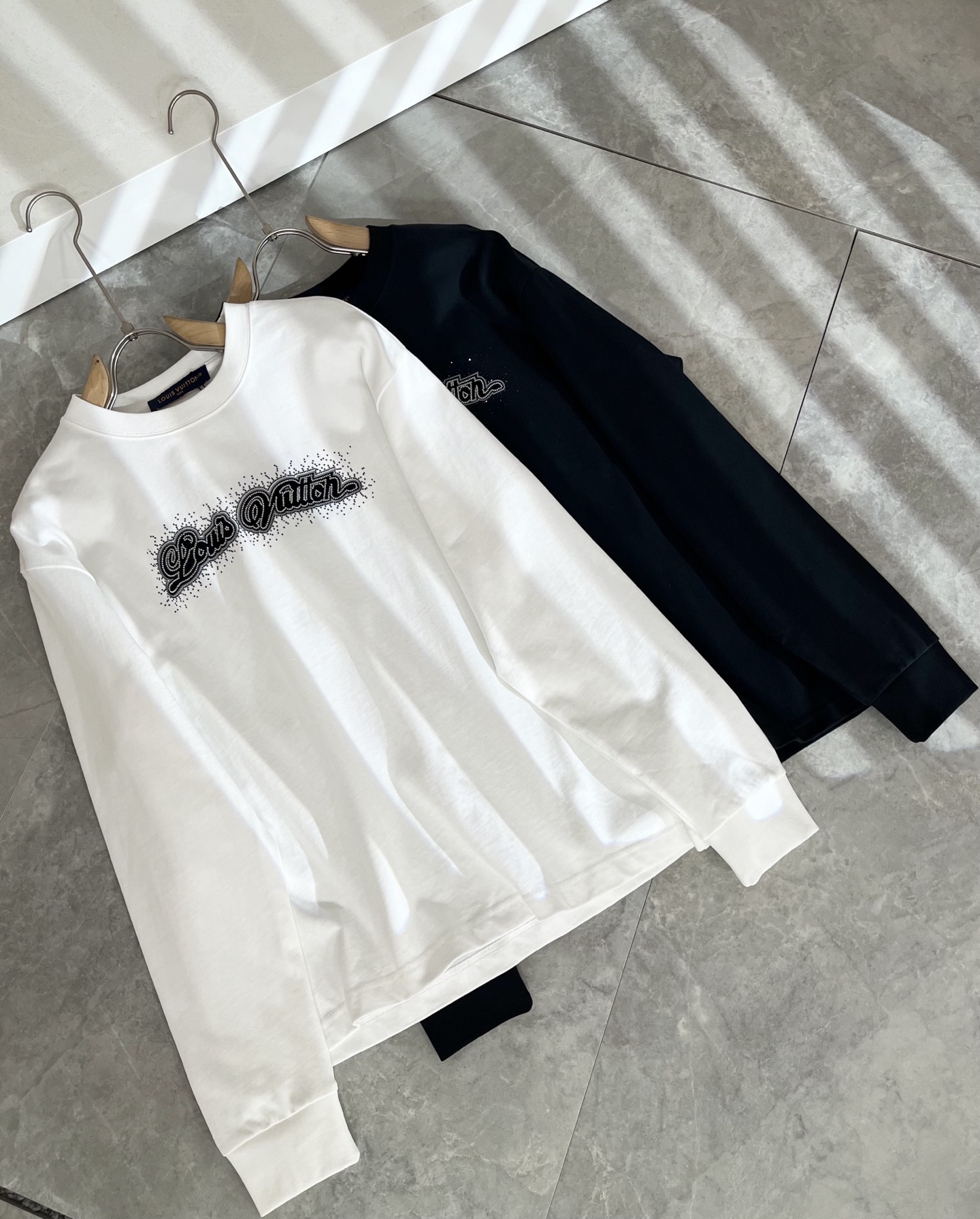 LouisVuitt*路易*登 2025秋冬新款男士长袖打底衫，非常时髦胸前logo压胶烫钻修饰！区别于