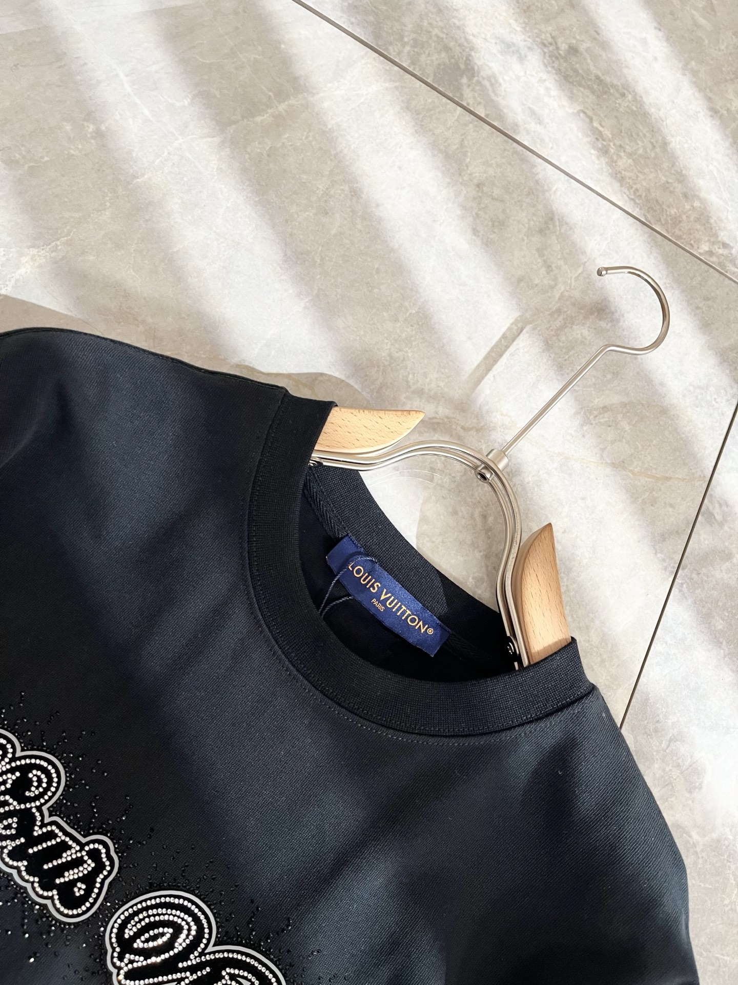 LouisVuitt*路易*登 2025秋冬新款男士长袖打底衫，非常时髦胸前logo压胶烫钻修饰！区别于