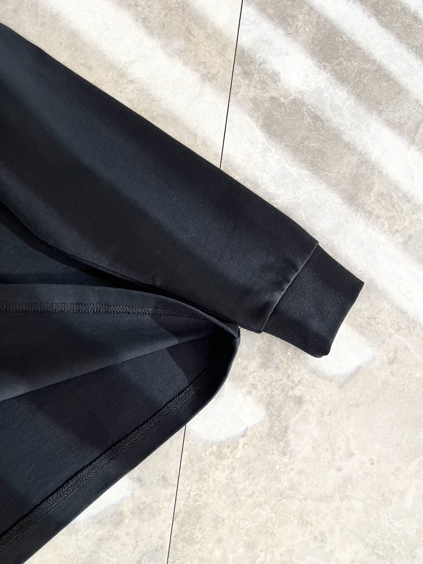 LouisVuitt*路易*登 2025秋冬新款男士长袖打底衫，非常时髦胸前logo压胶烫钻修饰！区别于