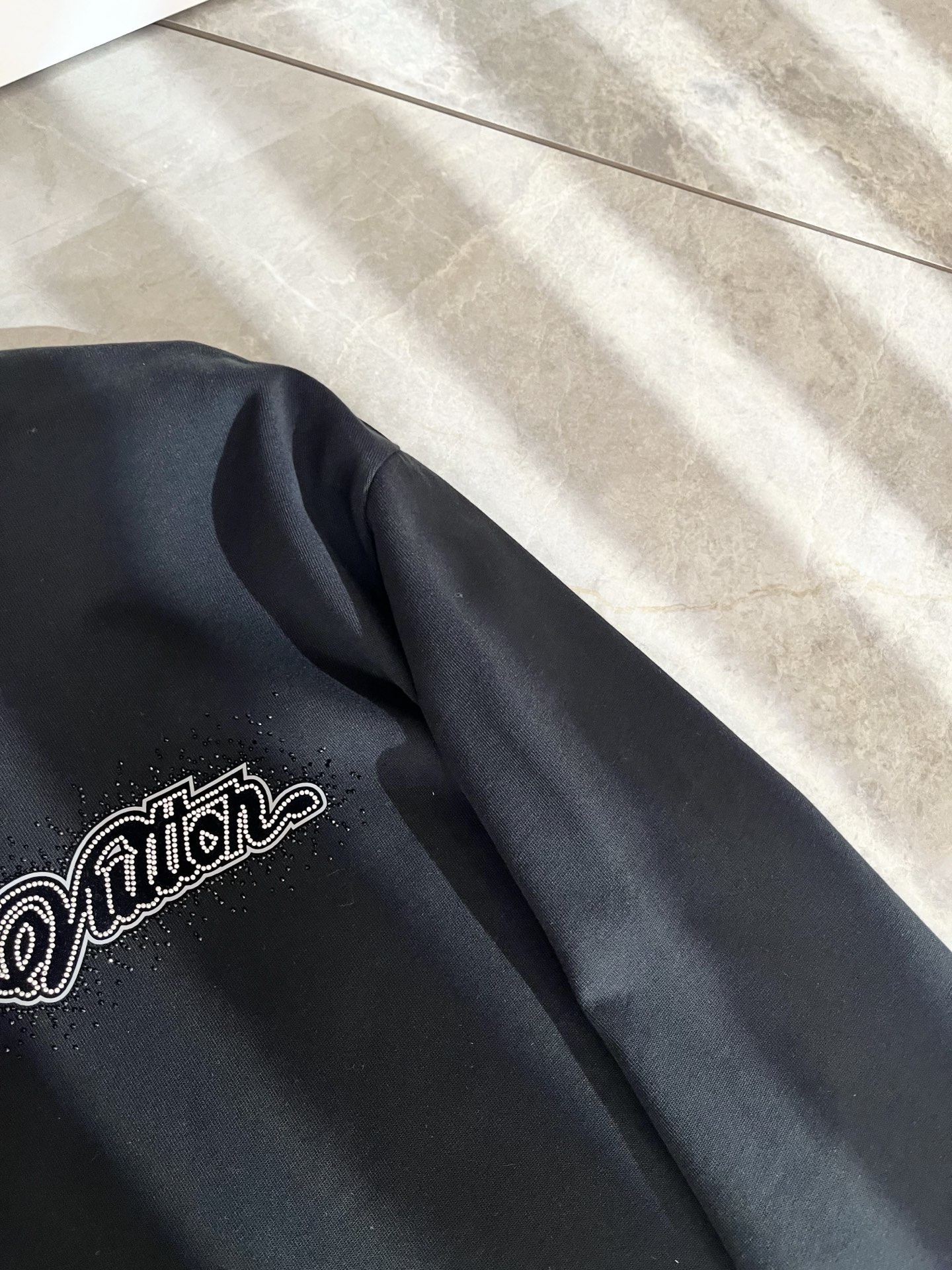 LouisVuitt*路易*登 2025秋冬新款男士长袖打底衫，非常时髦胸前logo压胶烫钻修饰！区别于