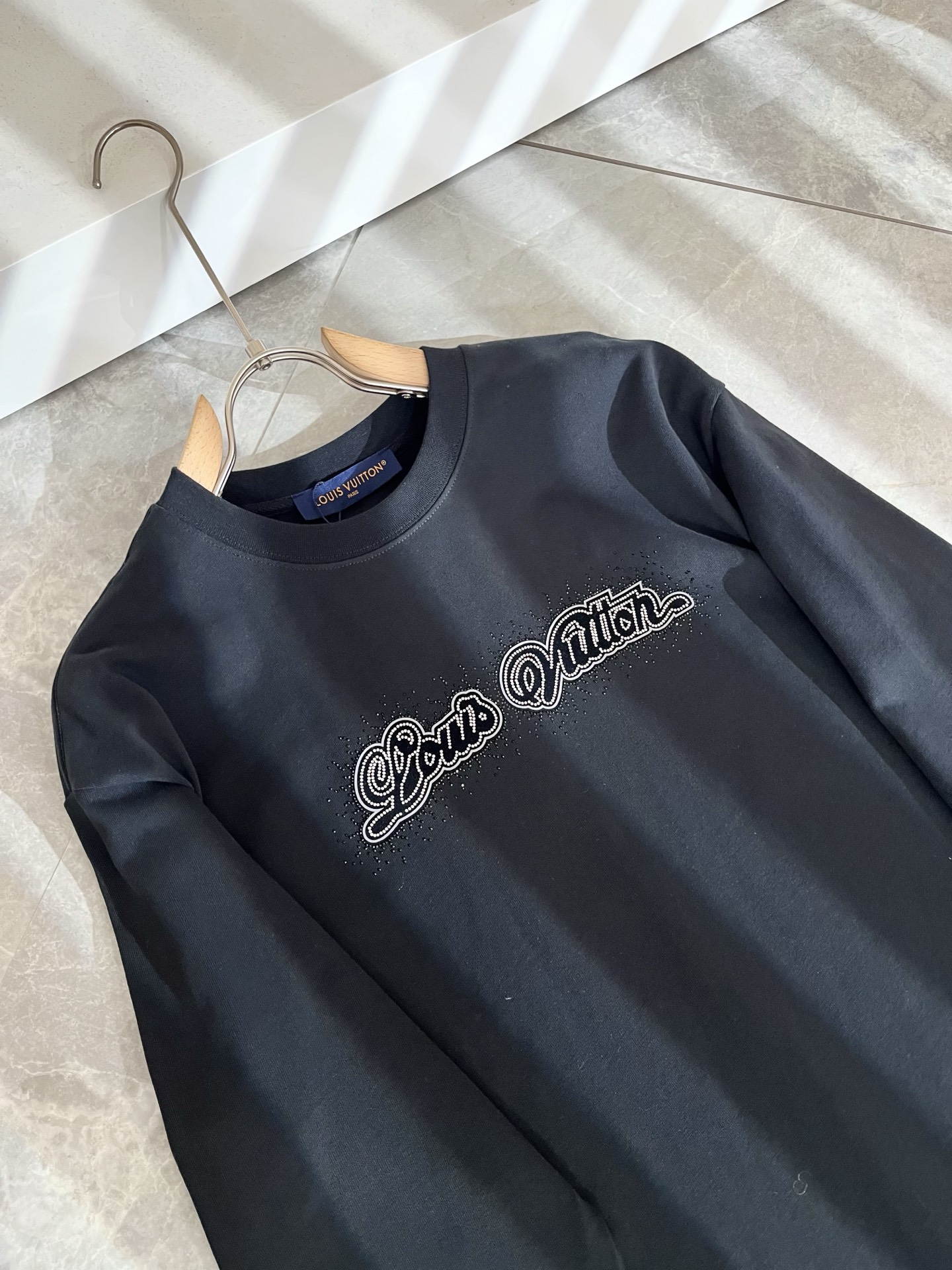 LouisVuitt*路易*登 2025秋冬新款男士长袖打底衫，非常时髦胸前logo压胶烫钻修饰！区别于