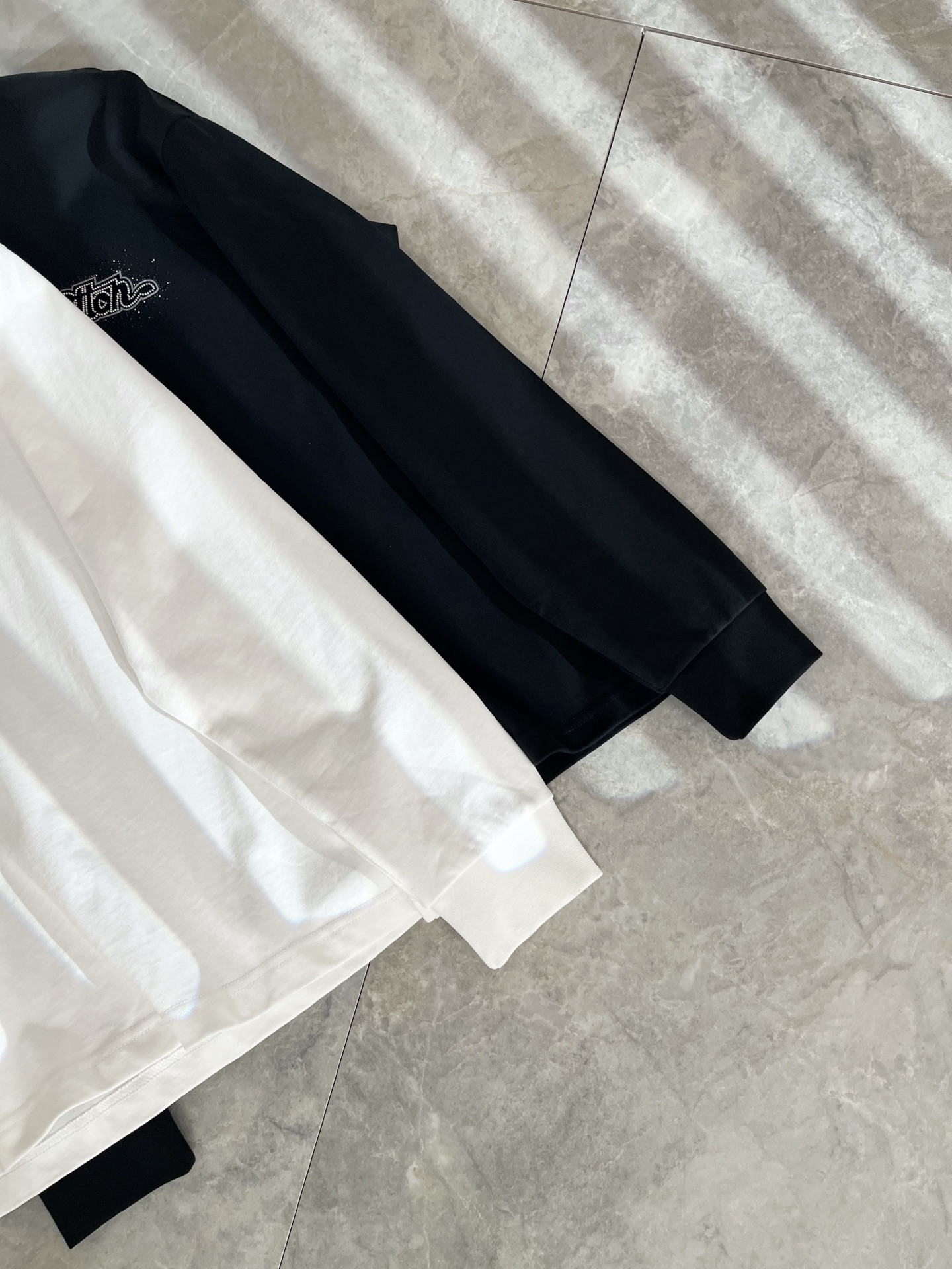 LouisVuitt*路易*登 2025秋冬新款男士长袖打底衫，非常时髦胸前logo压胶烫钻修饰！区别于