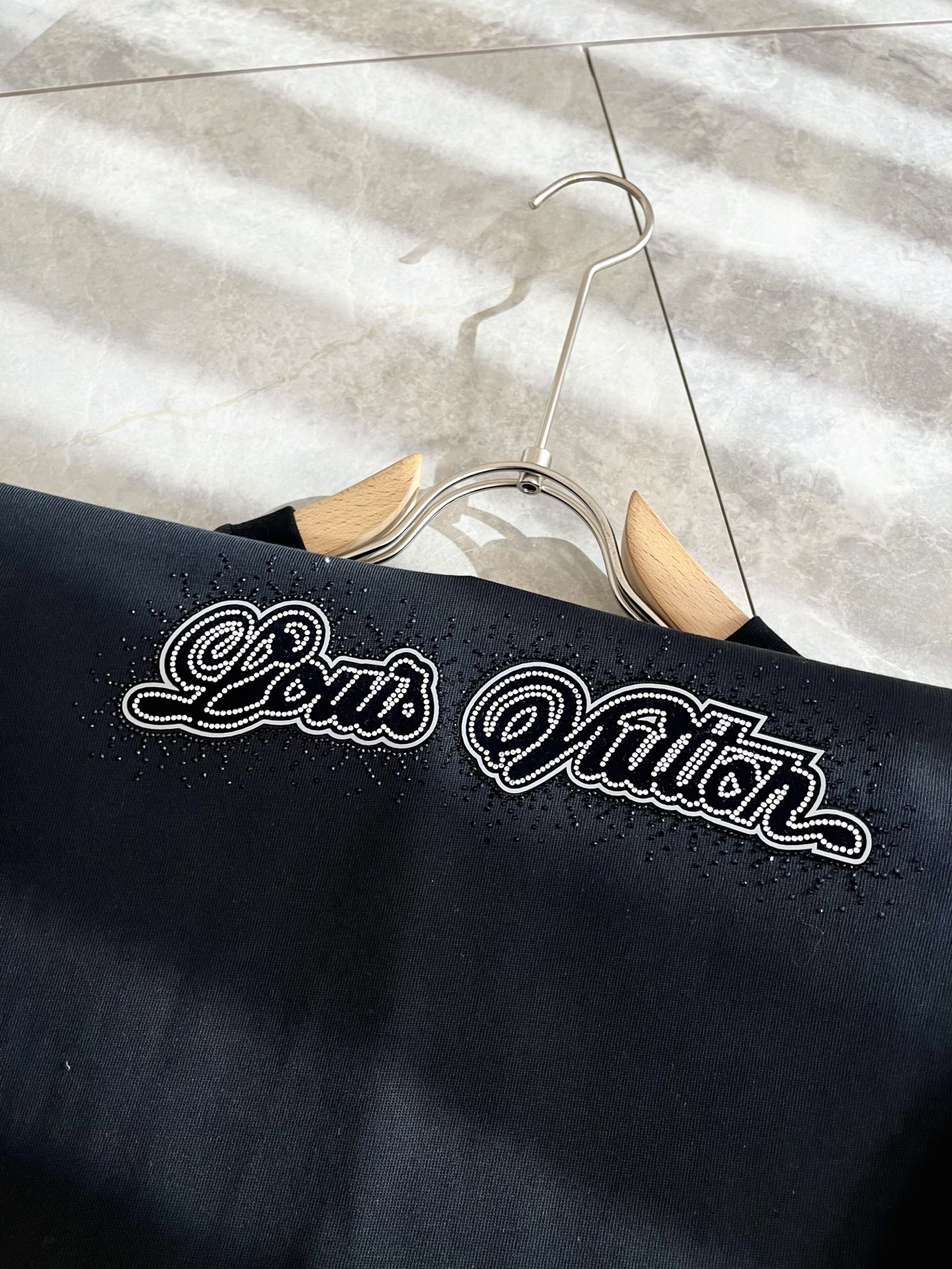 LouisVuitt*路易*登 2025秋冬新款男士长袖打底衫，非常时髦胸前logo压胶烫钻修饰！区别于