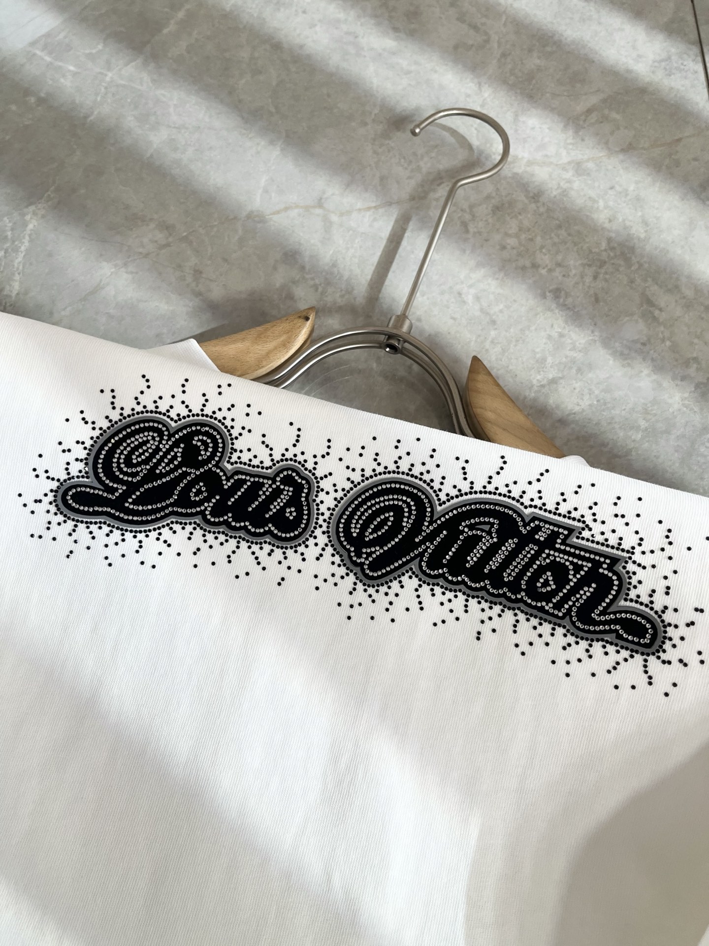 LouisVuitt*路易*登 2025秋冬新款男士长袖打底衫，非常时髦胸前logo压胶烫钻修饰！区别于