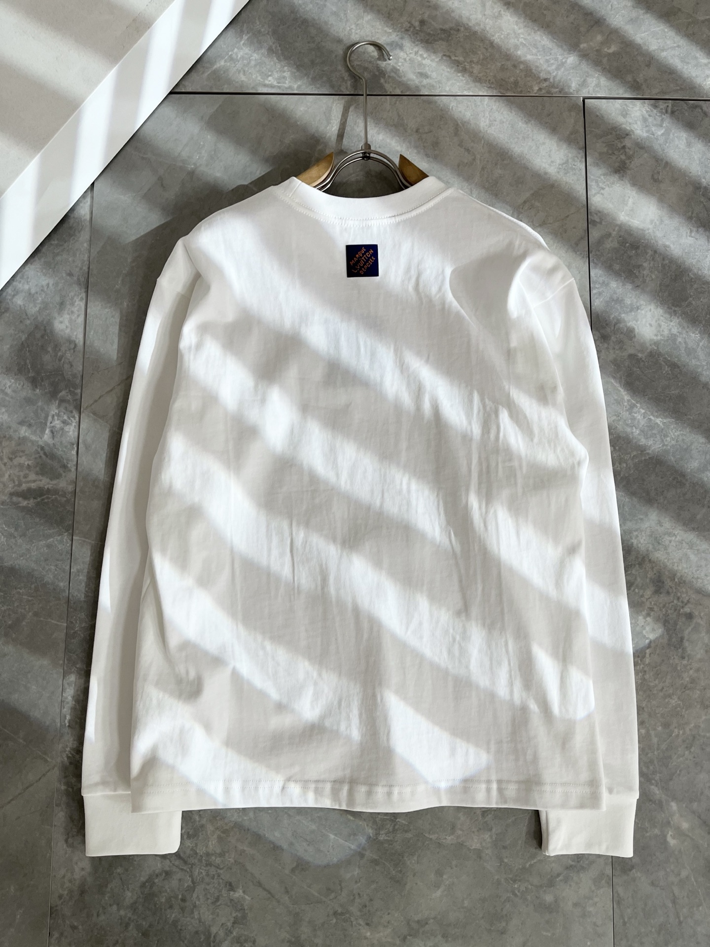 LouisVuitt*路易*登 2025秋冬新款男士长袖打底衫，非常时髦胸前logo压胶烫钻修饰！区别于