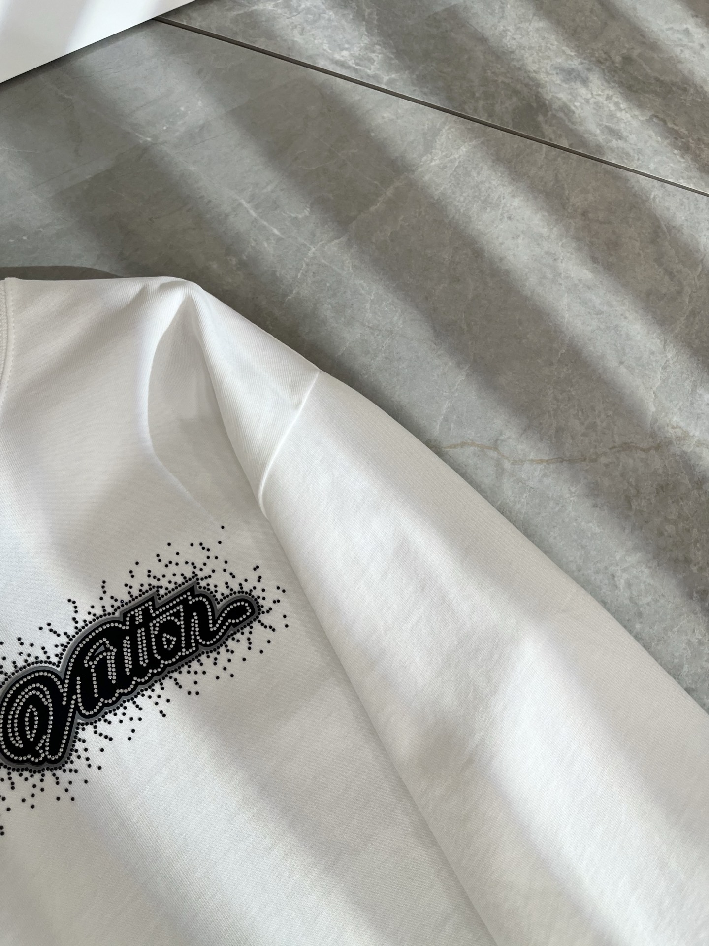 LouisVuitt*路易*登 2025秋冬新款男士长袖打底衫，非常时髦胸前logo压胶烫钻修饰！区别于