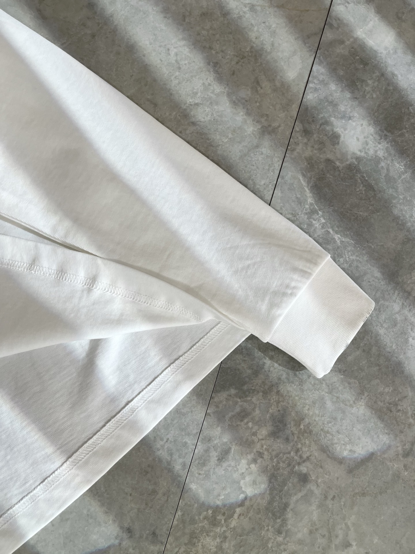 LouisVuitt*路易*登 2025秋冬新款男士长袖打底衫，非常时髦胸前logo压胶烫钻修饰！区别于