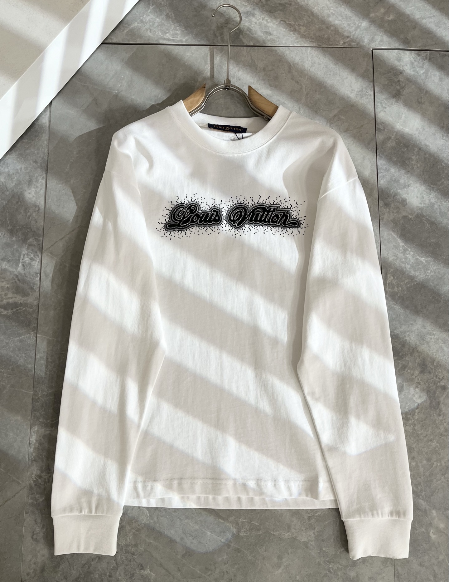 LouisVuitt*路易*登 2025秋冬新款男士长袖打底衫，非常时髦胸前logo压胶烫钻修饰！区别于