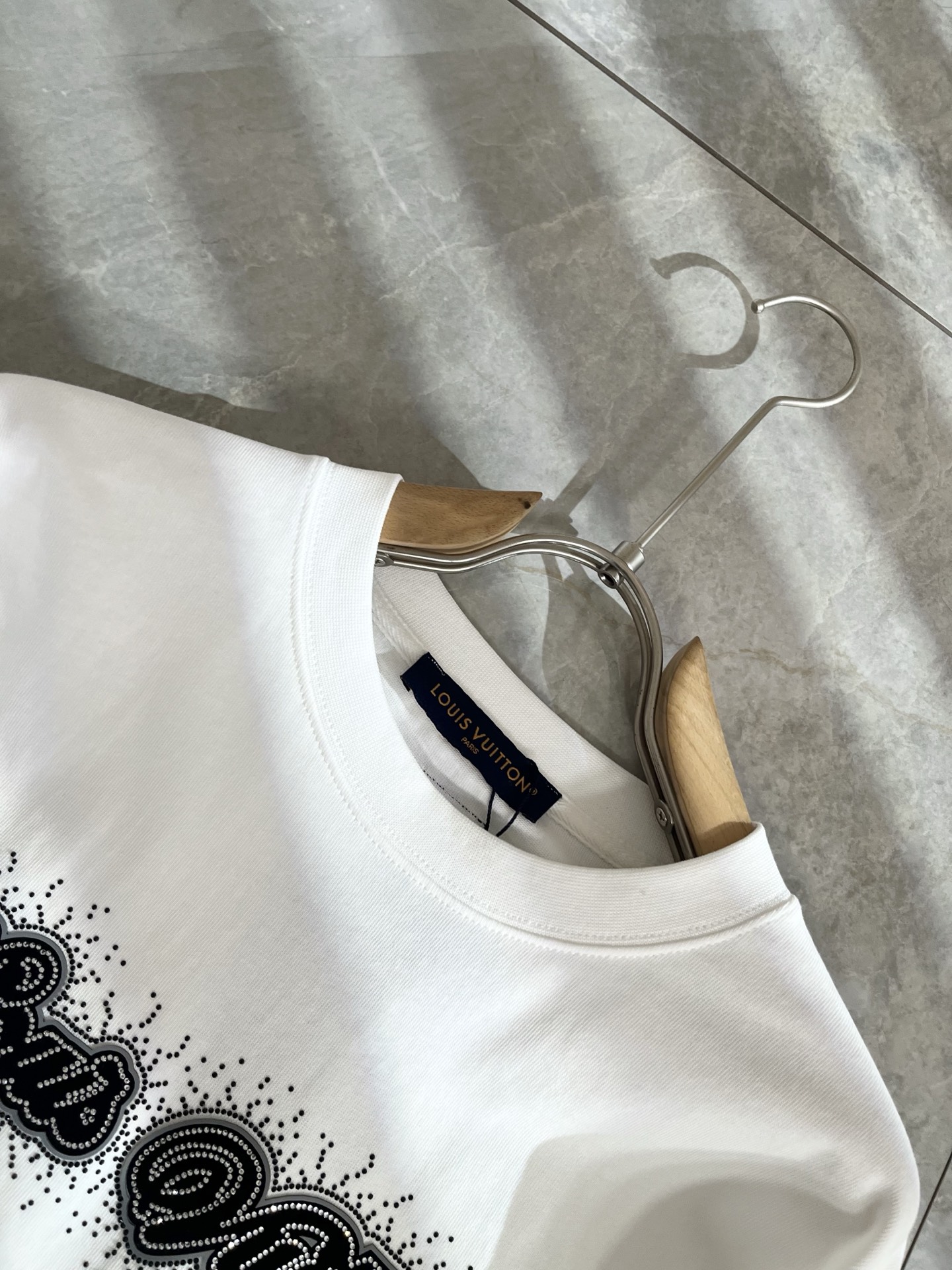 LouisVuitt*路易*登 2025秋冬新款男士长袖打底衫，非常时髦胸前logo压胶烫钻修饰！区别于