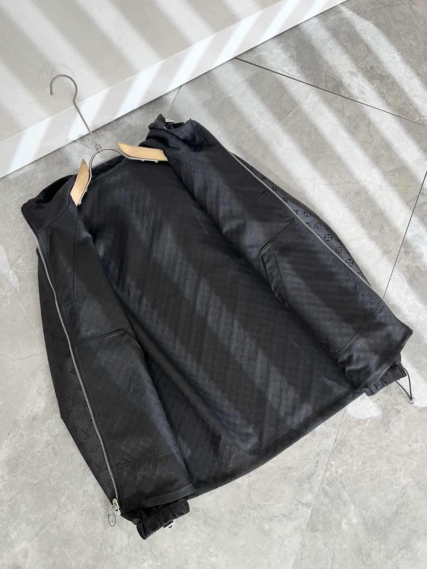 Louis Vuit*on 路易*登 2025秋冬新款轻奢Monogram立体暗纹工艺男女同款👫双面穿夹