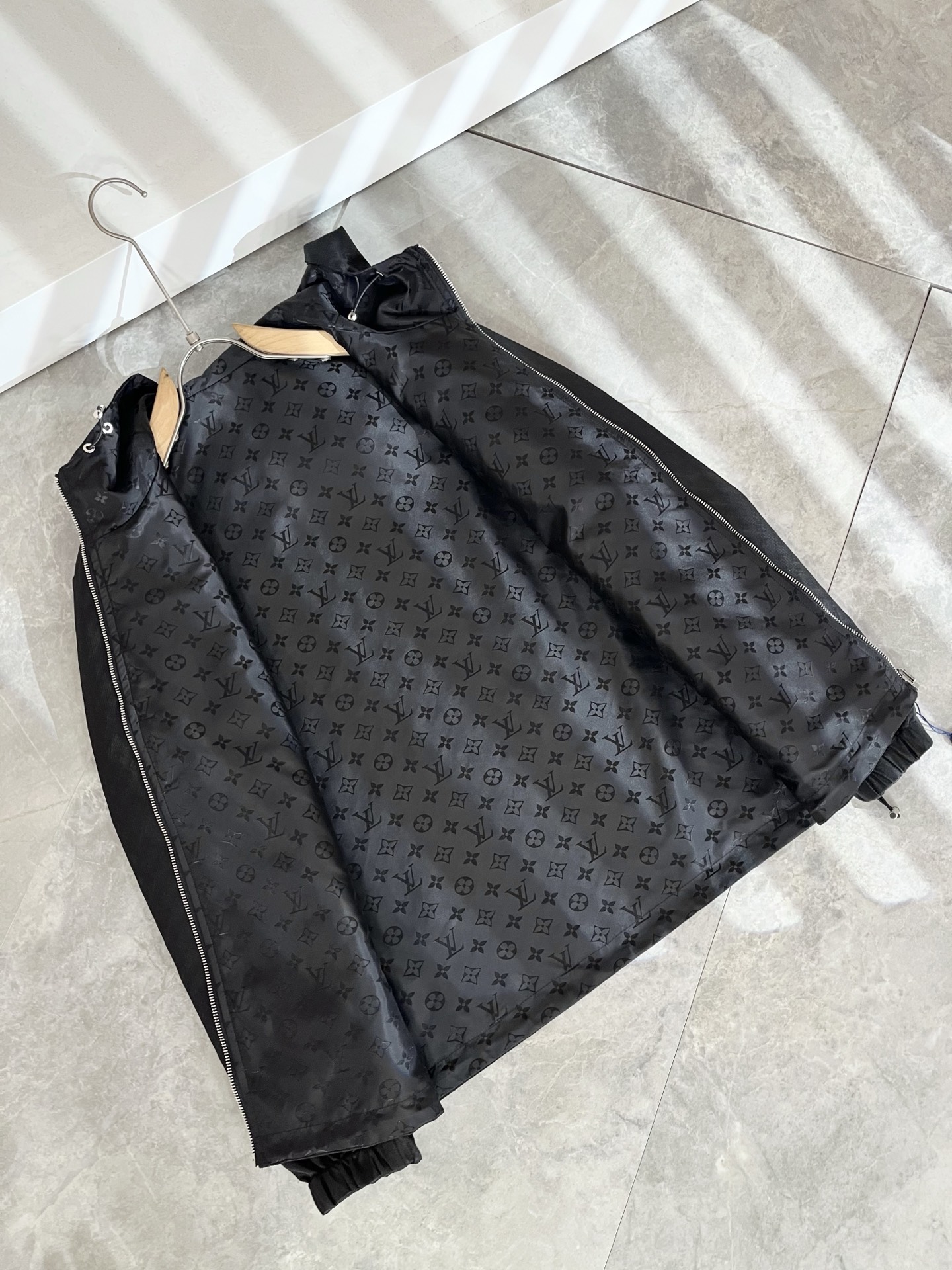 Louis Vuit*on 路易*登 2025秋冬新款轻奢Monogram立体暗纹工艺男女同款👫双面穿夹