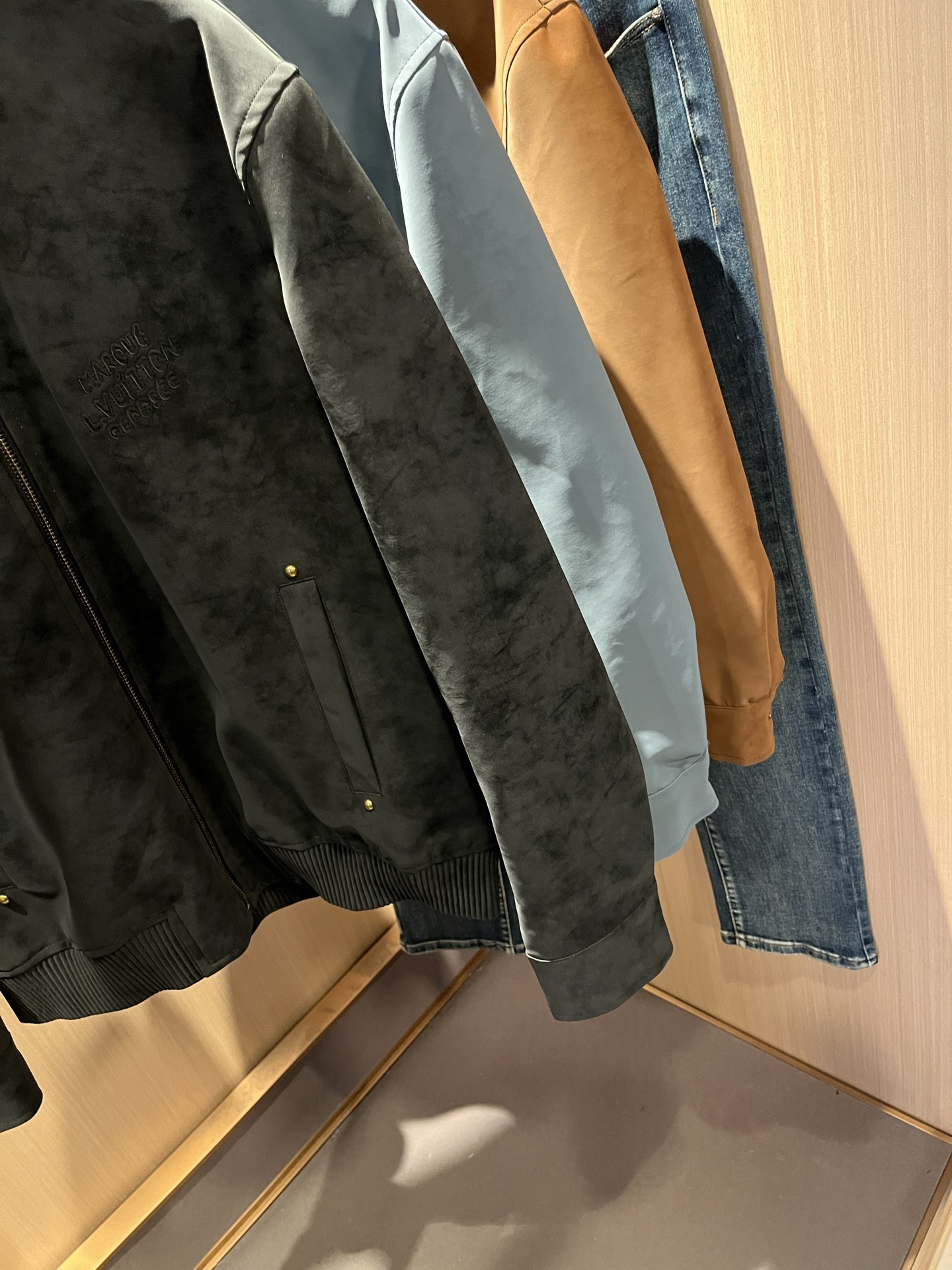 Louis Vuit*on 路易*登 2025秋冬新款轻奢男女同款👫洗水皮夹克外套，路易家族的新高端，细