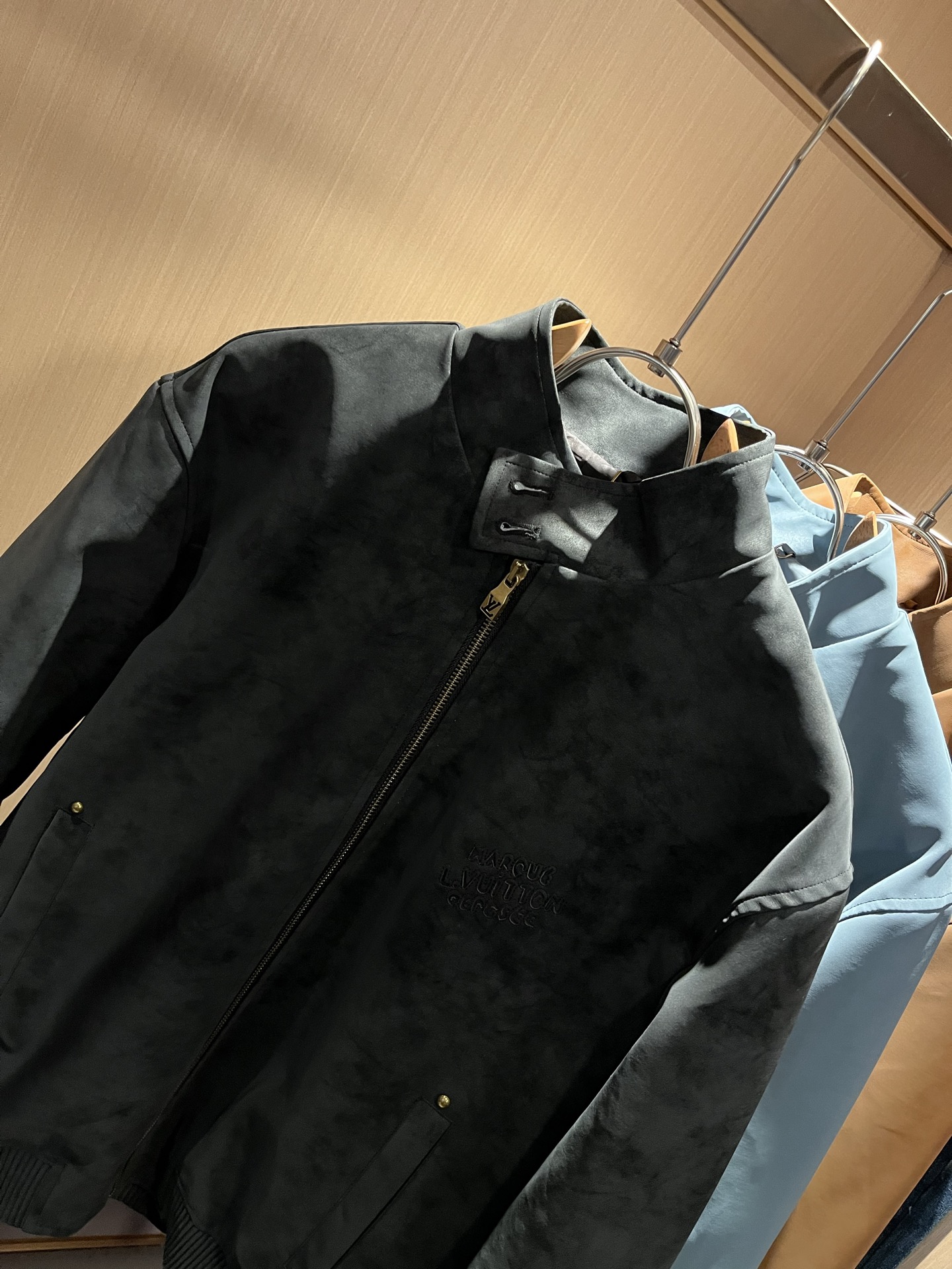 Louis Vuit*on 路易*登 2025秋冬新款轻奢男女同款👫洗水皮夹克外套，路易家族的新高端，细