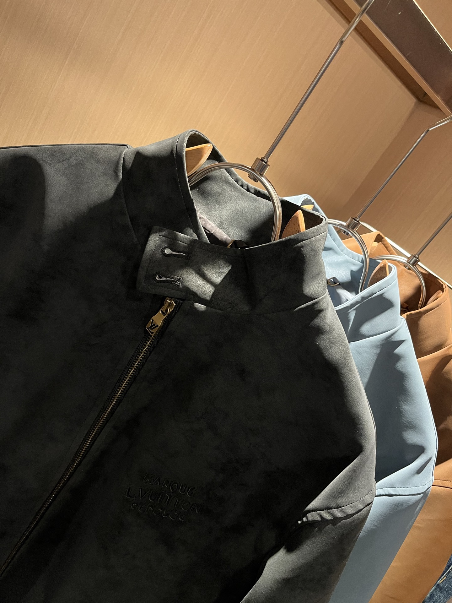 Louis Vuit*on 路易*登 2025秋冬新款轻奢男女同款👫洗水皮夹克外套，路易家族的新高端，细