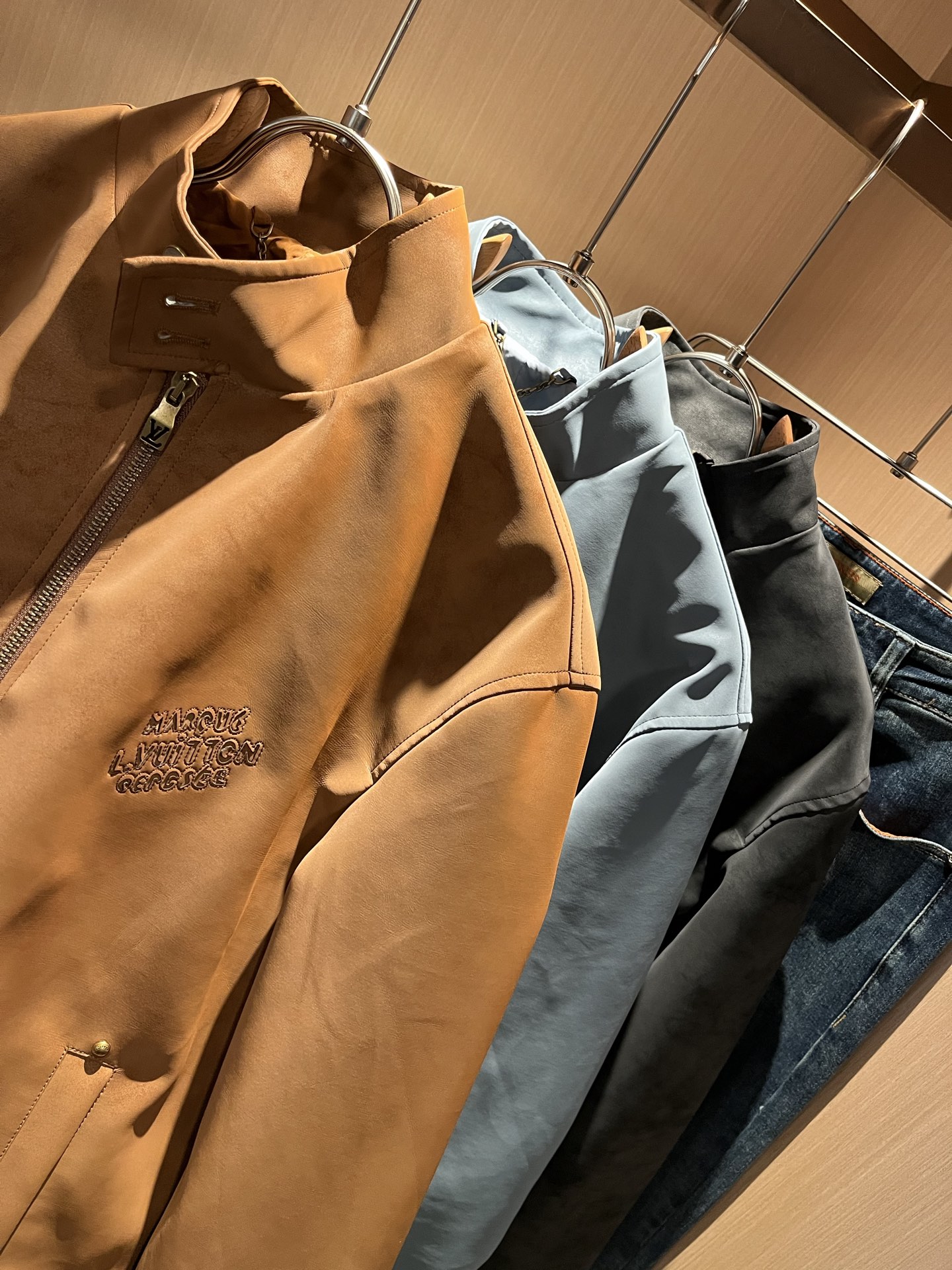 Louis Vuit*on 路易*登 2025秋冬新款轻奢男女同款👫洗水皮夹克外套，路易家族的新高端，细