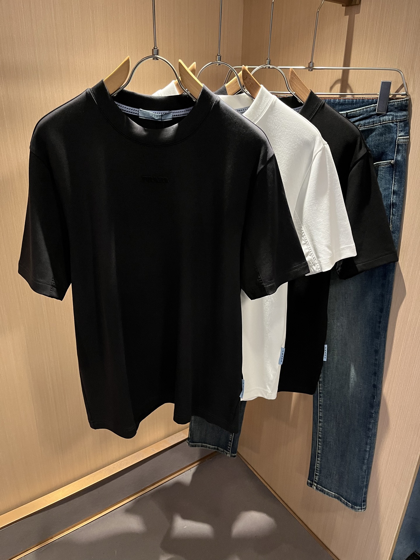 NO:538285,PRAD*A Pu*da 2025 autumn and winter new men's short-sleeved base shirt, the latest model is exclusively available on the entire network!  !  ~ It is classic and fashionable and versatile, who doesn’t like it? It will show the classic again. It is very pleasing to the eye and comes with a low luxury halo and recognition!  Pr*da's traditional brand concept and modern advanced technology are perfectly combined. Coupled with the extremely modern and simple design, P's exclusive logo pattern glue pressing design!  Customized 100% imported pure cotton fabric!  The texture of this model is quite touching, the specifications and grades are known with tentacles. The degree of delicateness and breathability are top-notch!  Size M-4XL, prada, T-shirt, alexander wang19860909PRAD*A普*达2025秋冬新款男士短袖打底衫,最新款全网独家首上！！~既经典有时尚百搭,谁不爱啊,将经典再次展现,非常的耐看,自带低奢光环与辨识度！Pr*da传统的品牌理念和现代化的先进技术进行了完美结合.加上极其现代摩登风范的简约设计,p家专属logo图案压胶设计！定制百分百进口纯棉面料！此款的质感相当感人 触手便知规格档次 细腻程度与透气效果堪称顶级！尺码M-4XL,,prada,T-shirt,alexander wang,Men's clothing