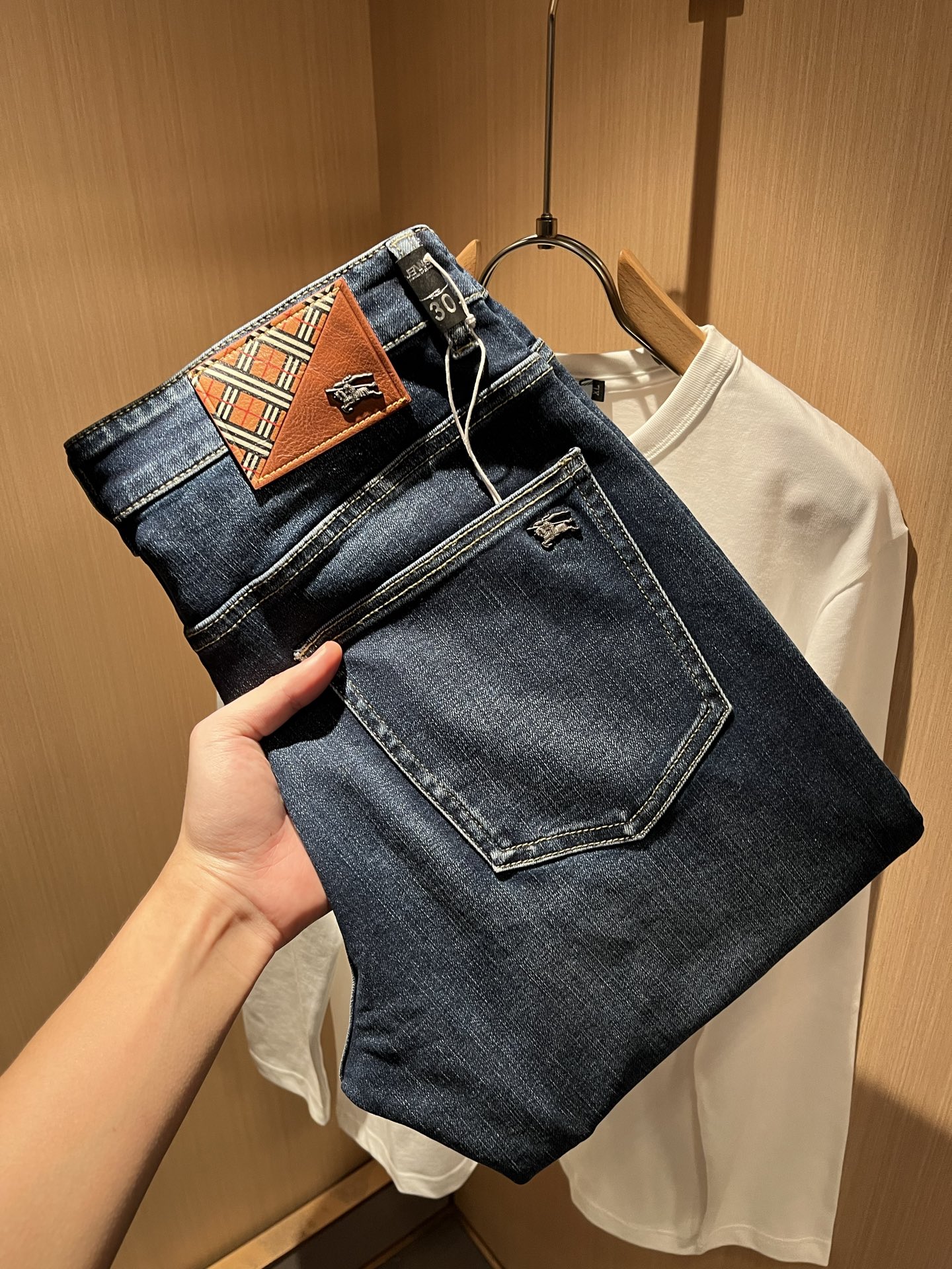 BURBER*Y巴*莉 2025秋冬新品男士高端休闲百搭牛仔裤！对于BUR粉丝来说，这样大气的经典设计足