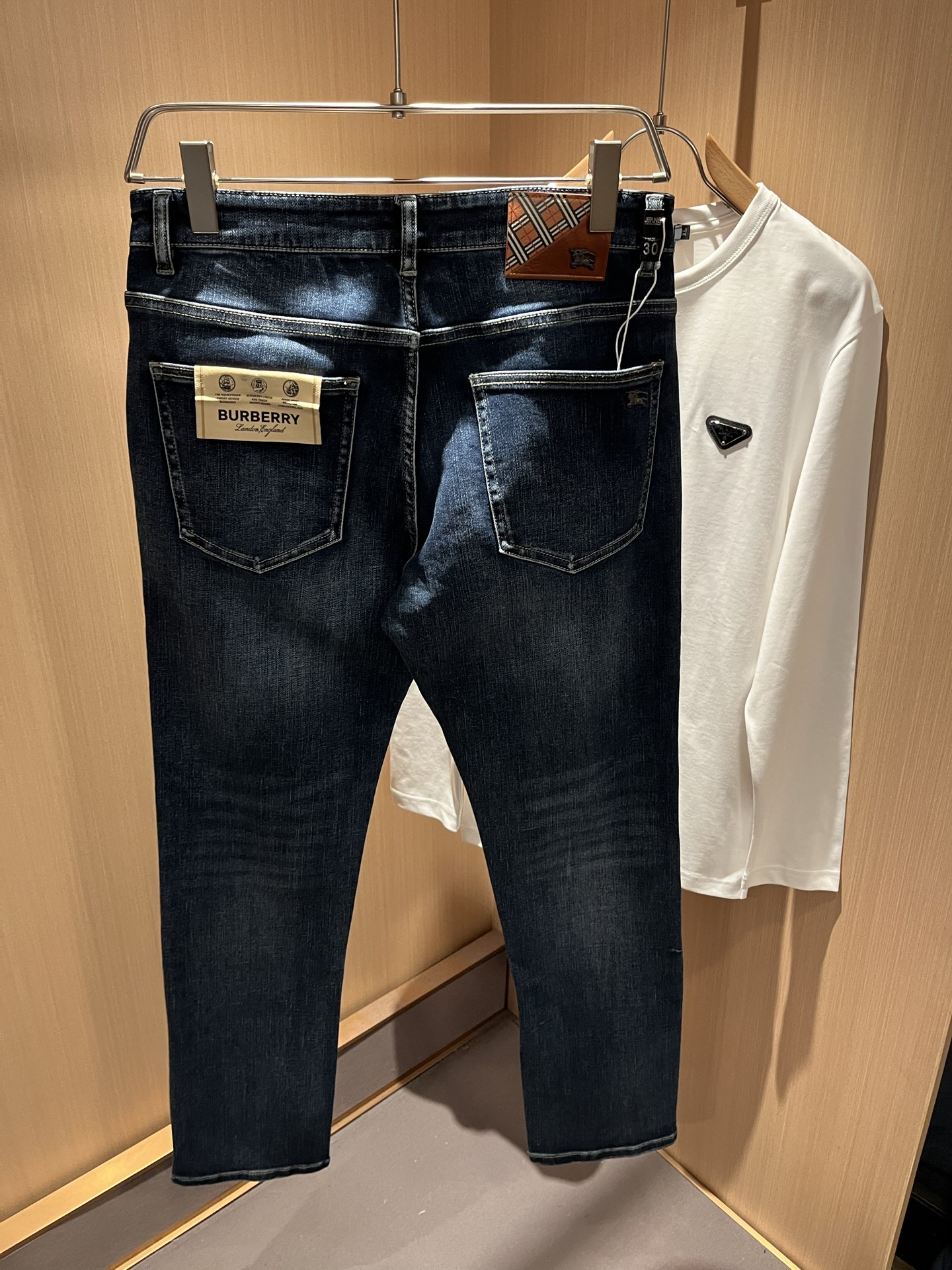 BURBER*Y巴*莉 2025秋冬新品男士高端休闲百搭牛仔裤！对于BUR粉丝来说，这样大气的经典设计足