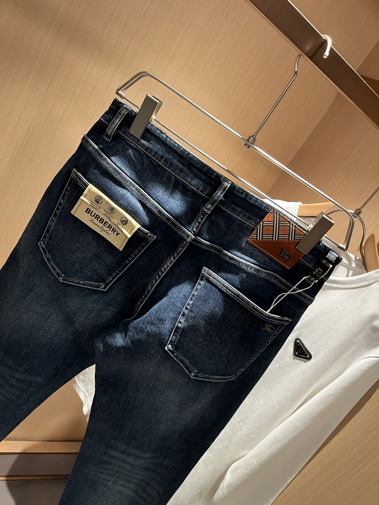 BURBER*Y巴*莉 2025秋冬新品男士高端休闲百搭牛仔裤！对于BUR粉丝来说，这样大气的经典设计足
