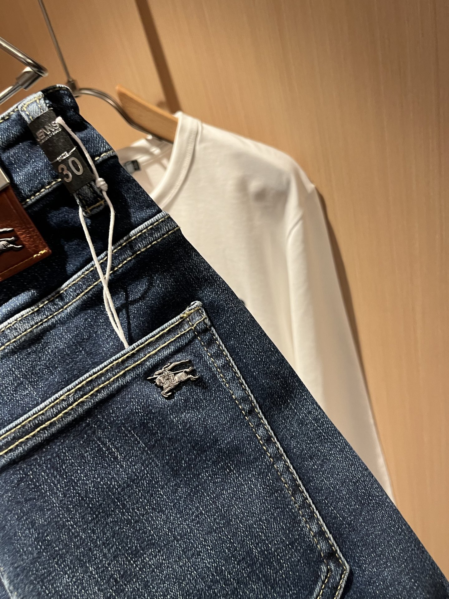 BURBER*Y巴*莉 2025秋冬新品男士高端休闲百搭牛仔裤！对于BUR粉丝来说，这样大气的经典设计足