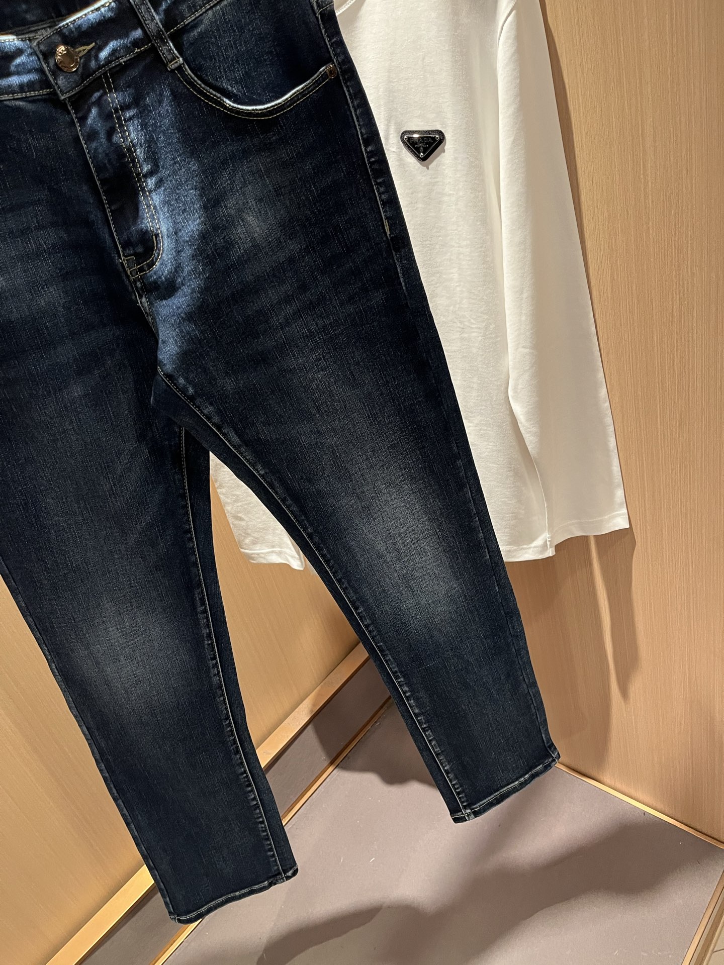 BURBER*Y巴*莉 2025秋冬新品男士高端休闲百搭牛仔裤！对于BUR粉丝来说，这样大气的经典设计足