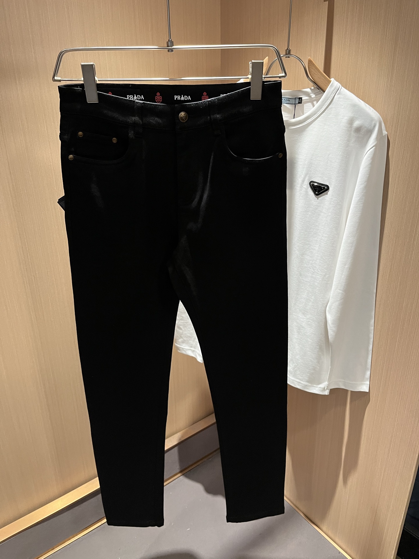 PRA*DA普*达 2025春夏新款男士休闲牛仔裤，高端品质之选……一款休闲裤兼备的百搭裤装，也是男士衣