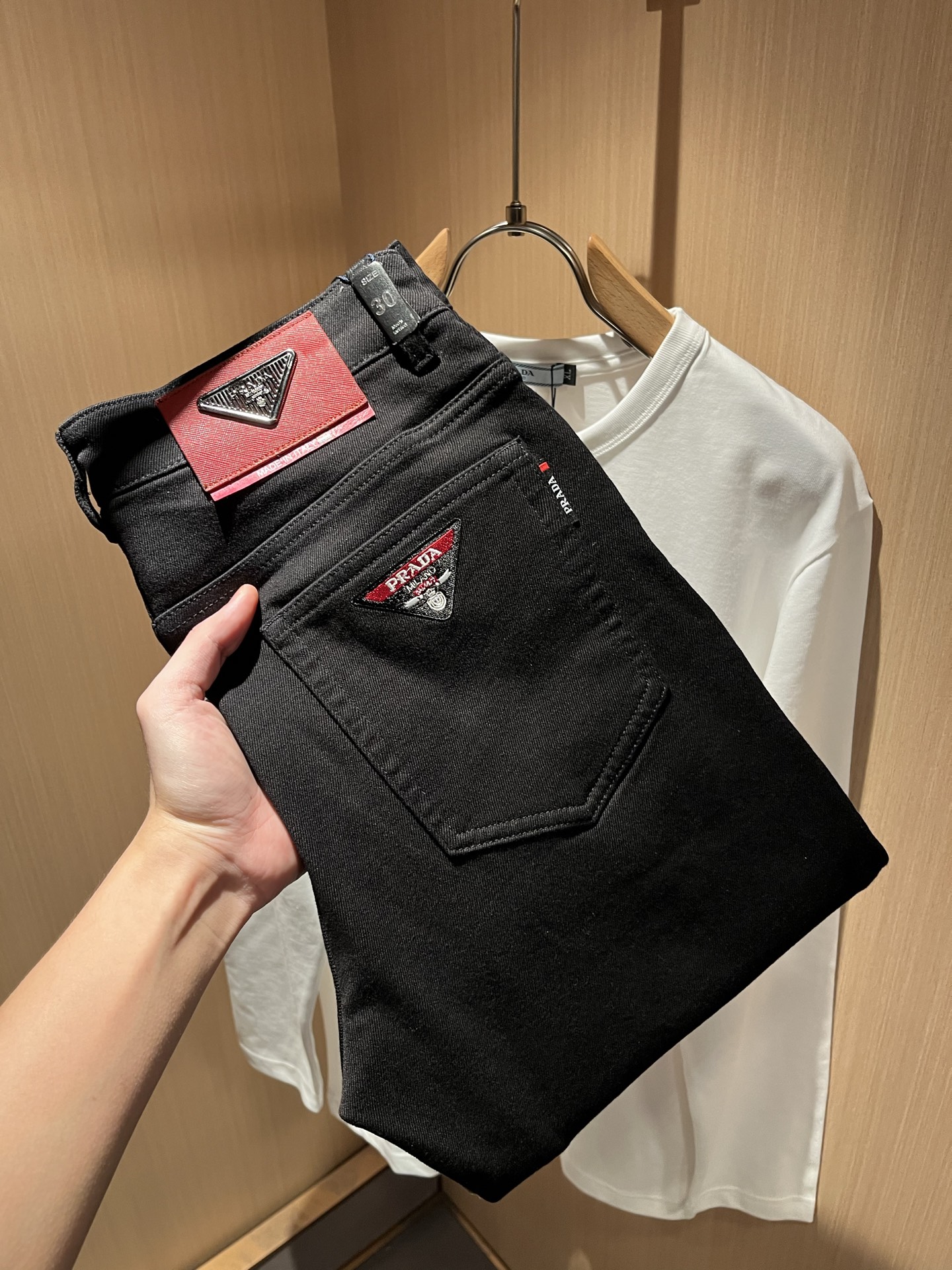 PRA*DA普*达 2025春夏新款男士休闲牛仔裤，高端品质之选……一款休闲裤兼备的百搭裤装，也是男士衣