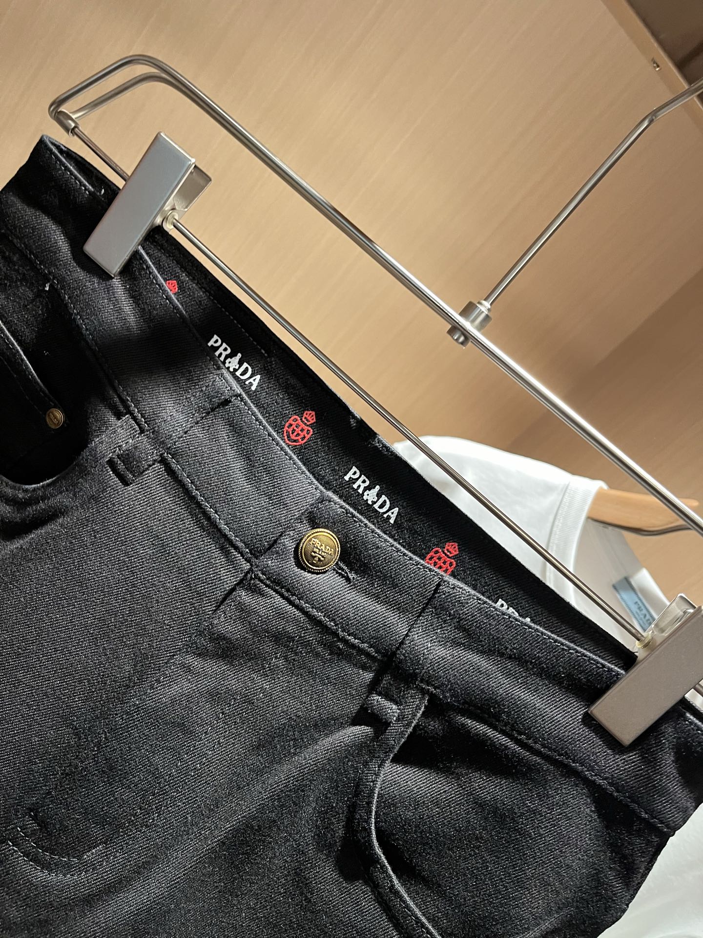 PRA*DA普*达 2025春夏新款男士休闲牛仔裤，高端品质之选……一款休闲裤兼备的百搭裤装，也是男士衣