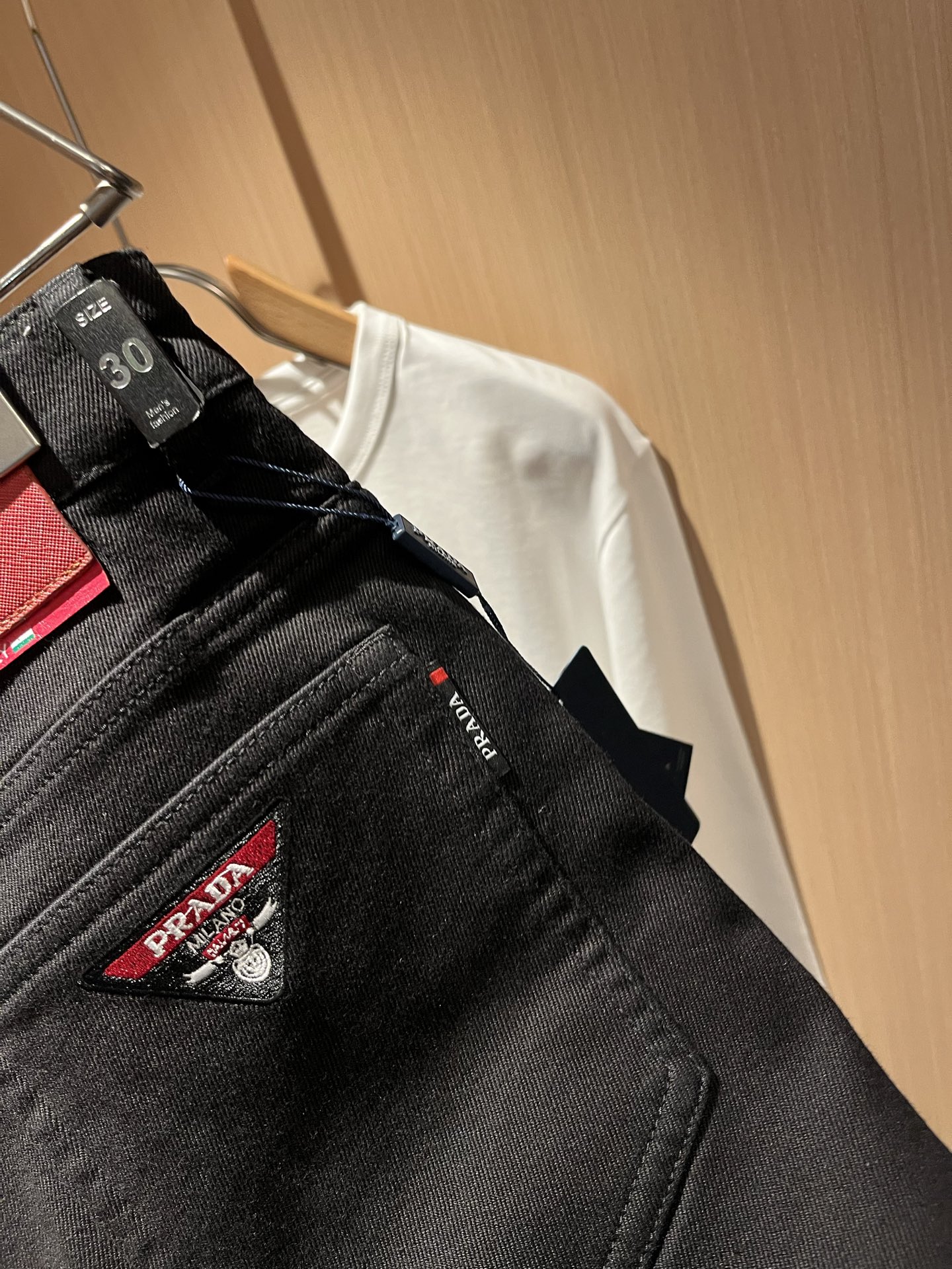 PRA*DA普*达 2025春夏新款男士休闲牛仔裤，高端品质之选……一款休闲裤兼备的百搭裤装，也是男士衣