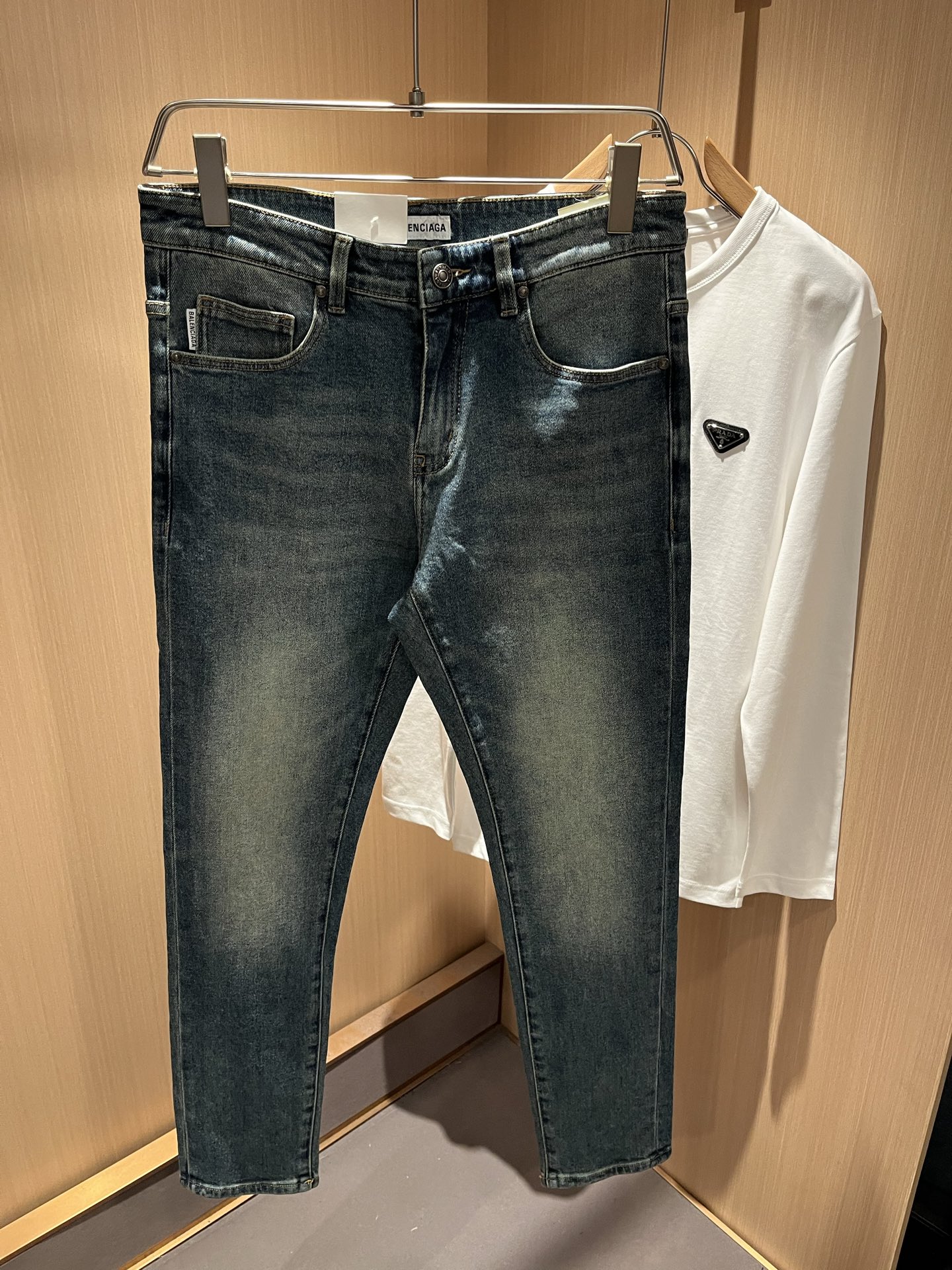 Balenci*ga巴黎*家 2025秋冬新款牛仔裤。B家的牛仔裤也是属一属二的.产出的牛仔也都是顶级的