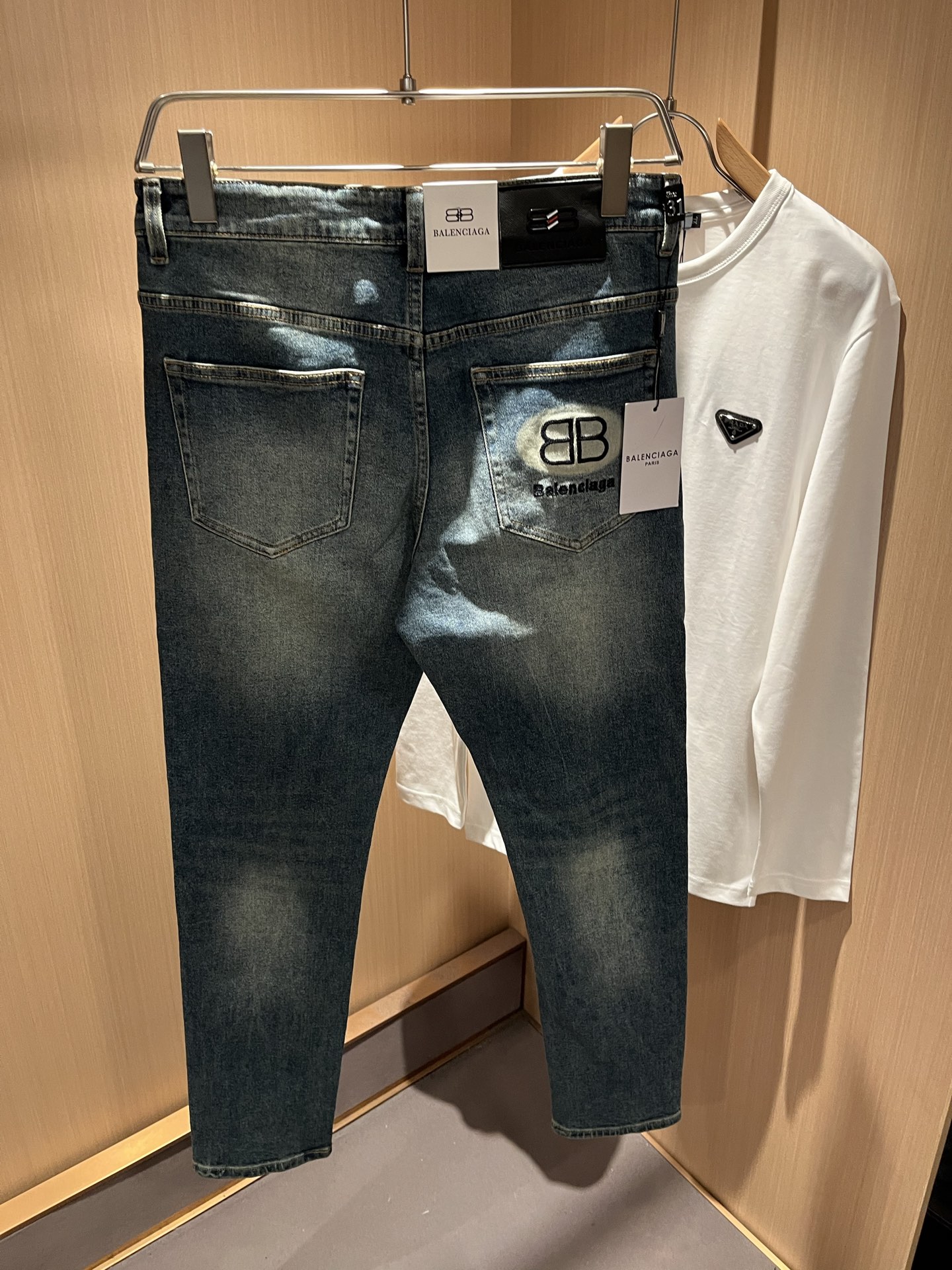 Balenci*ga巴黎*家 2025秋冬新款牛仔裤。B家的牛仔裤也是属一属二的.产出的牛仔也都是顶级的