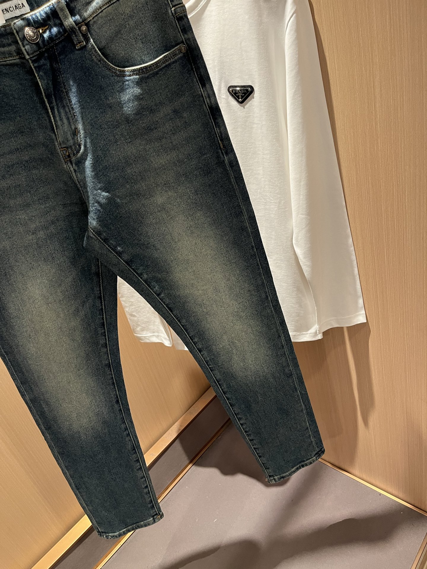 Balenci*ga巴黎*家 2025秋冬新款牛仔裤。B家的牛仔裤也是属一属二的.产出的牛仔也都是顶级的