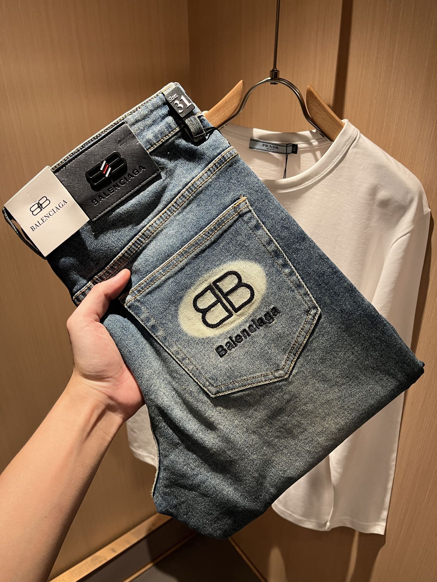 Balenci*ga巴黎*家 2025秋冬新款牛仔裤。B家的牛仔裤也是属一属二的.产出的牛仔也都是顶级的