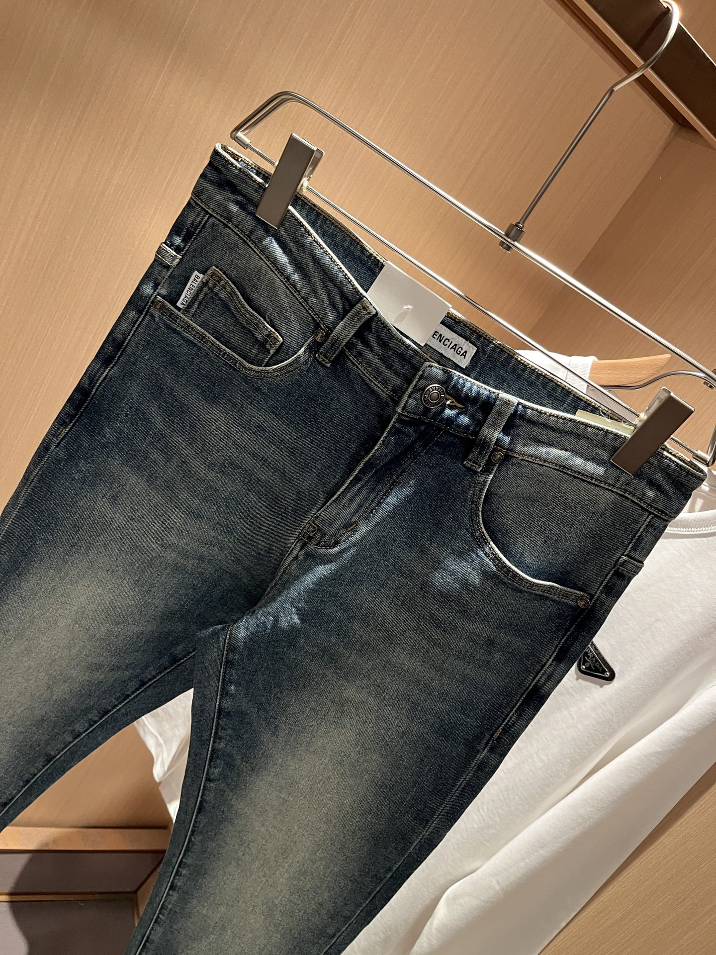 Balenci*ga巴黎*家 2025秋冬新款牛仔裤。B家的牛仔裤也是属一属二的.产出的牛仔也都是顶级的