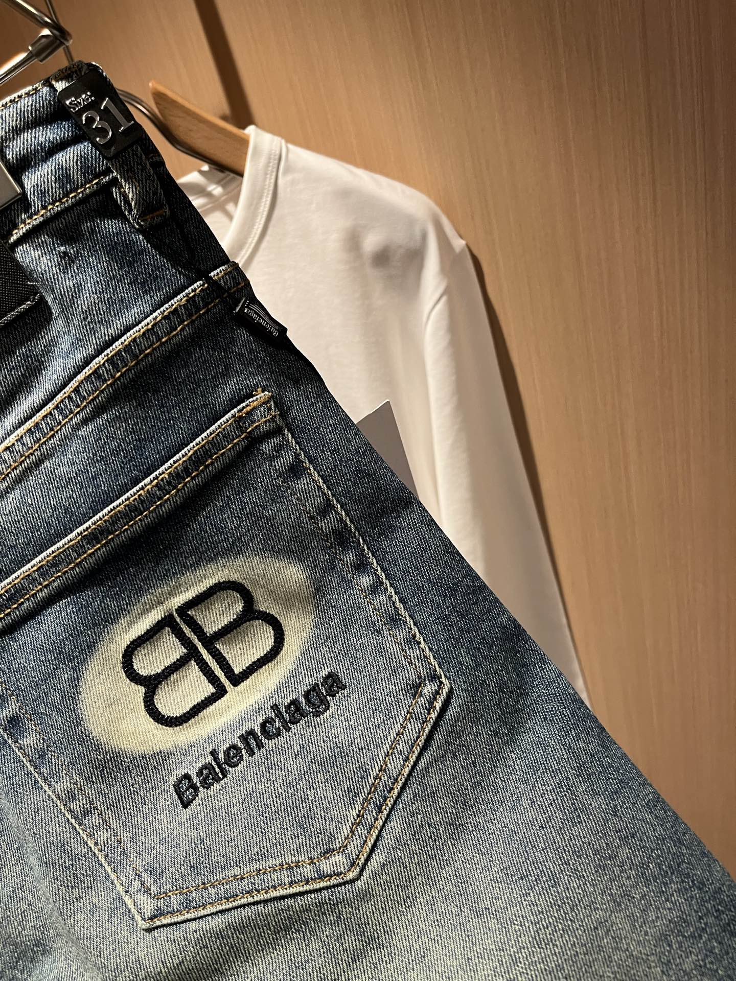 Balenci*ga巴黎*家 2025秋冬新款牛仔裤。B家的牛仔裤也是属一属二的.产出的牛仔也都是顶级的