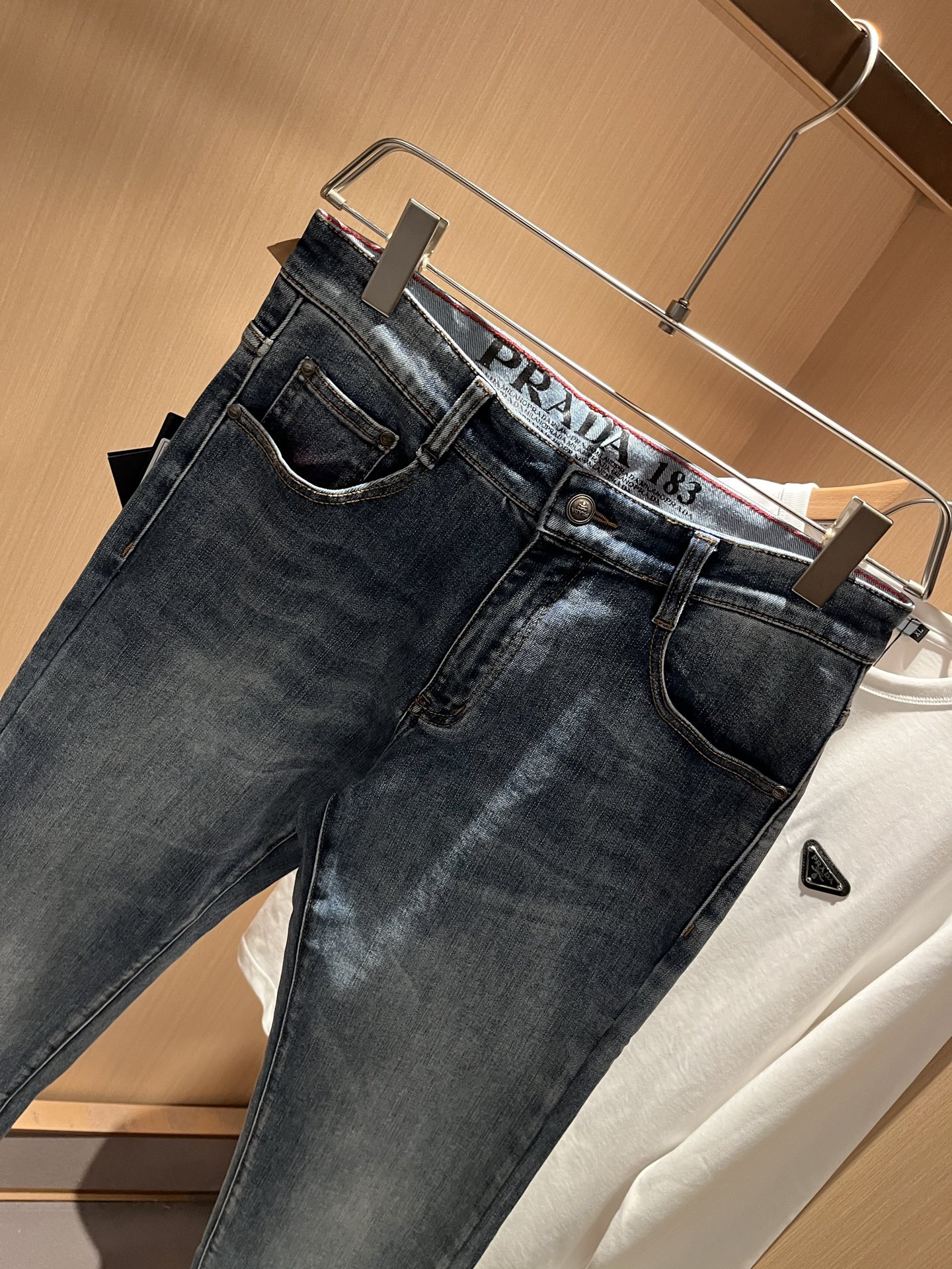 PRA*DA普*达 2025春夏新款男士休闲牛仔裤，高端品质之选……一款休闲裤兼备的百搭裤装，也是男士衣