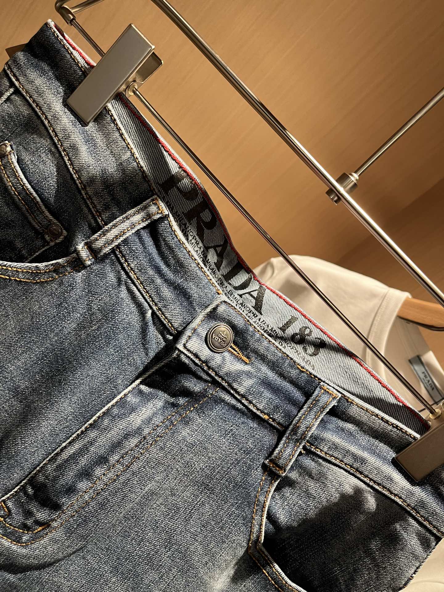 PRA*DA普*达 2025春夏新款男士休闲牛仔裤，高端品质之选……一款休闲裤兼备的百搭裤装，也是男士衣