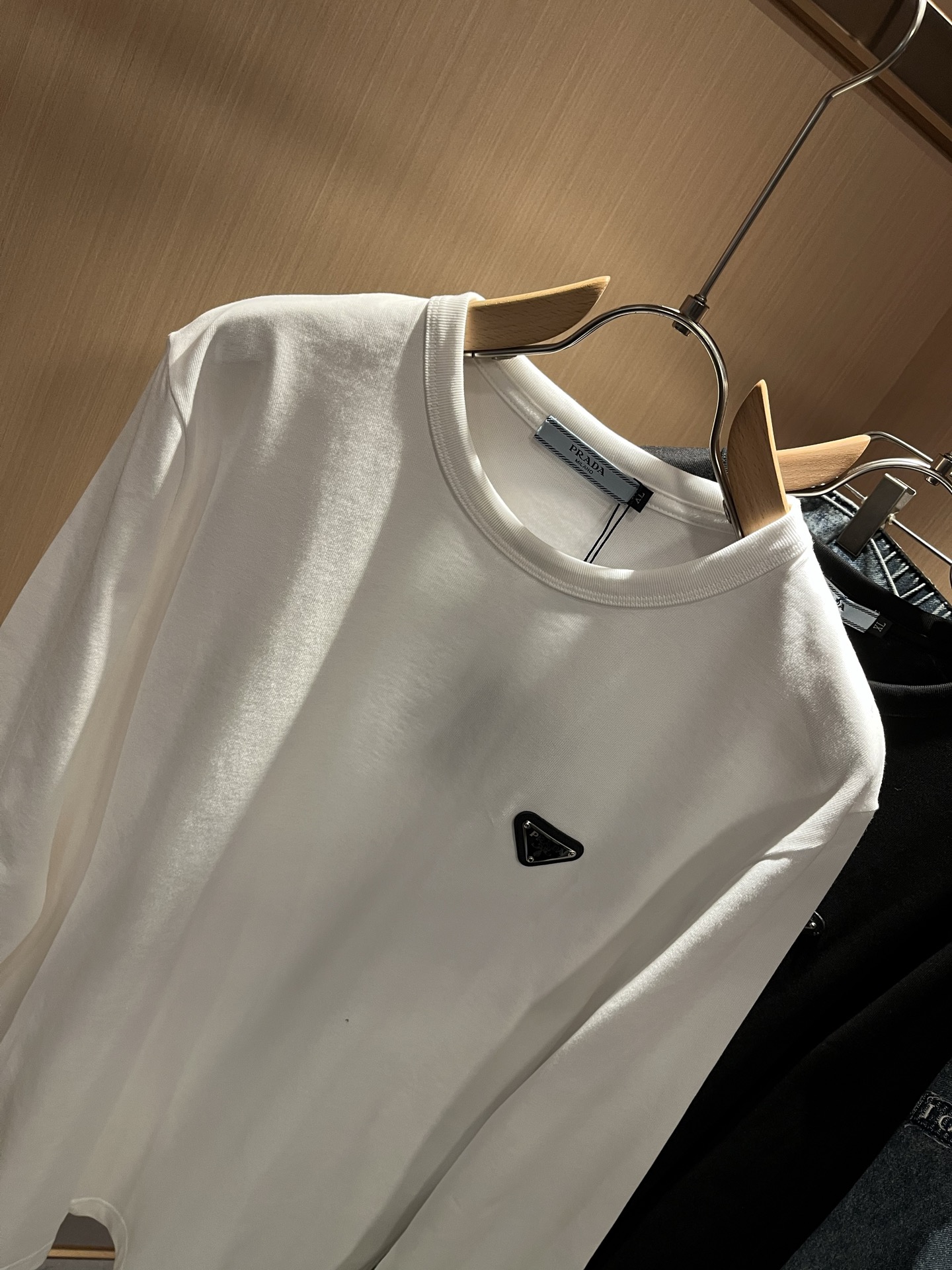 Prad*普*达 2025秋冬季新款经典元素长袖打底衫，经典大方的款式，可以穿十年都还是流行的那种，你一