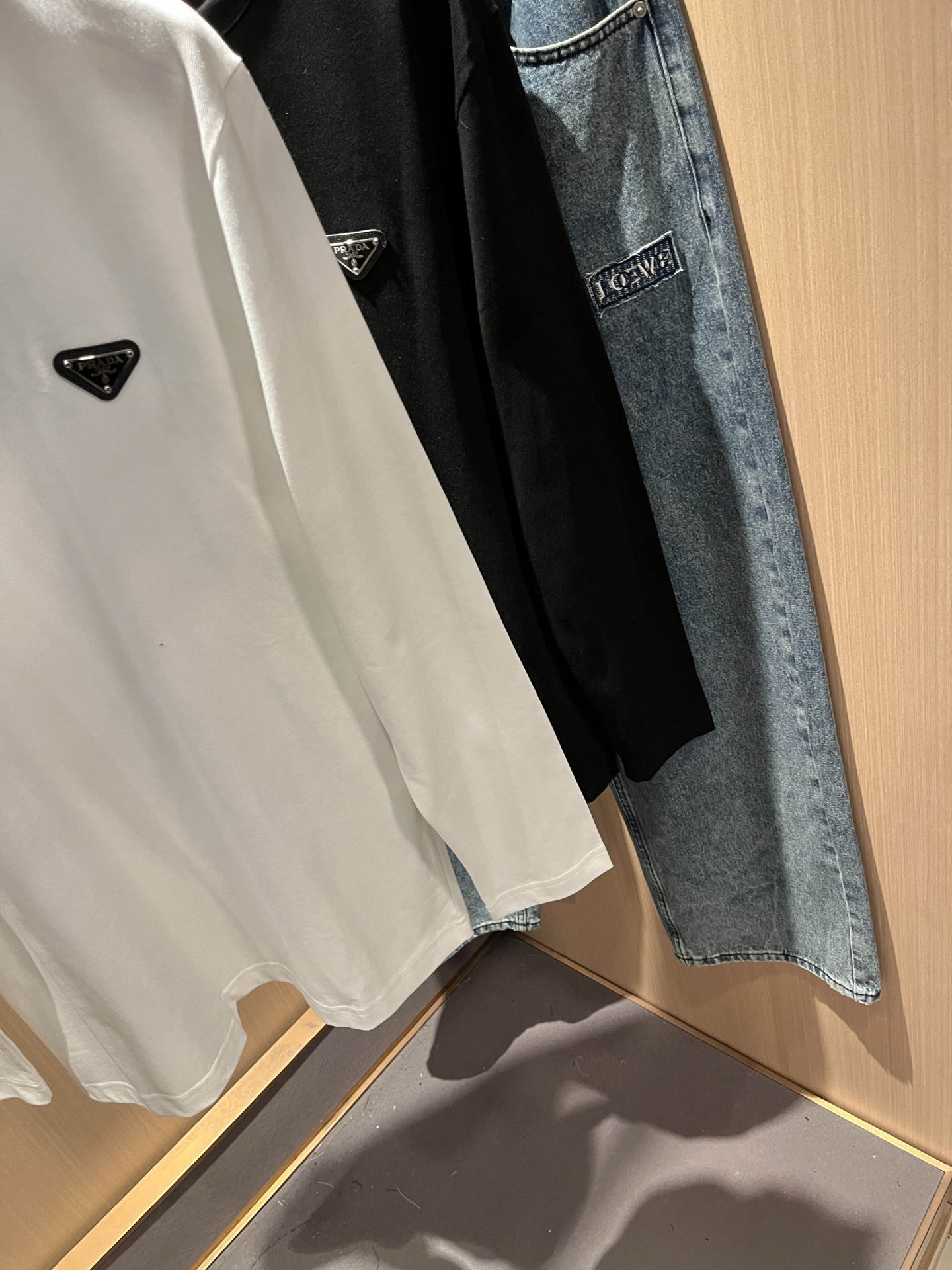 Prad*普*达 2025秋冬季新款经典元素长袖打底衫，经典大方的款式，可以穿十年都还是流行的那种，你一