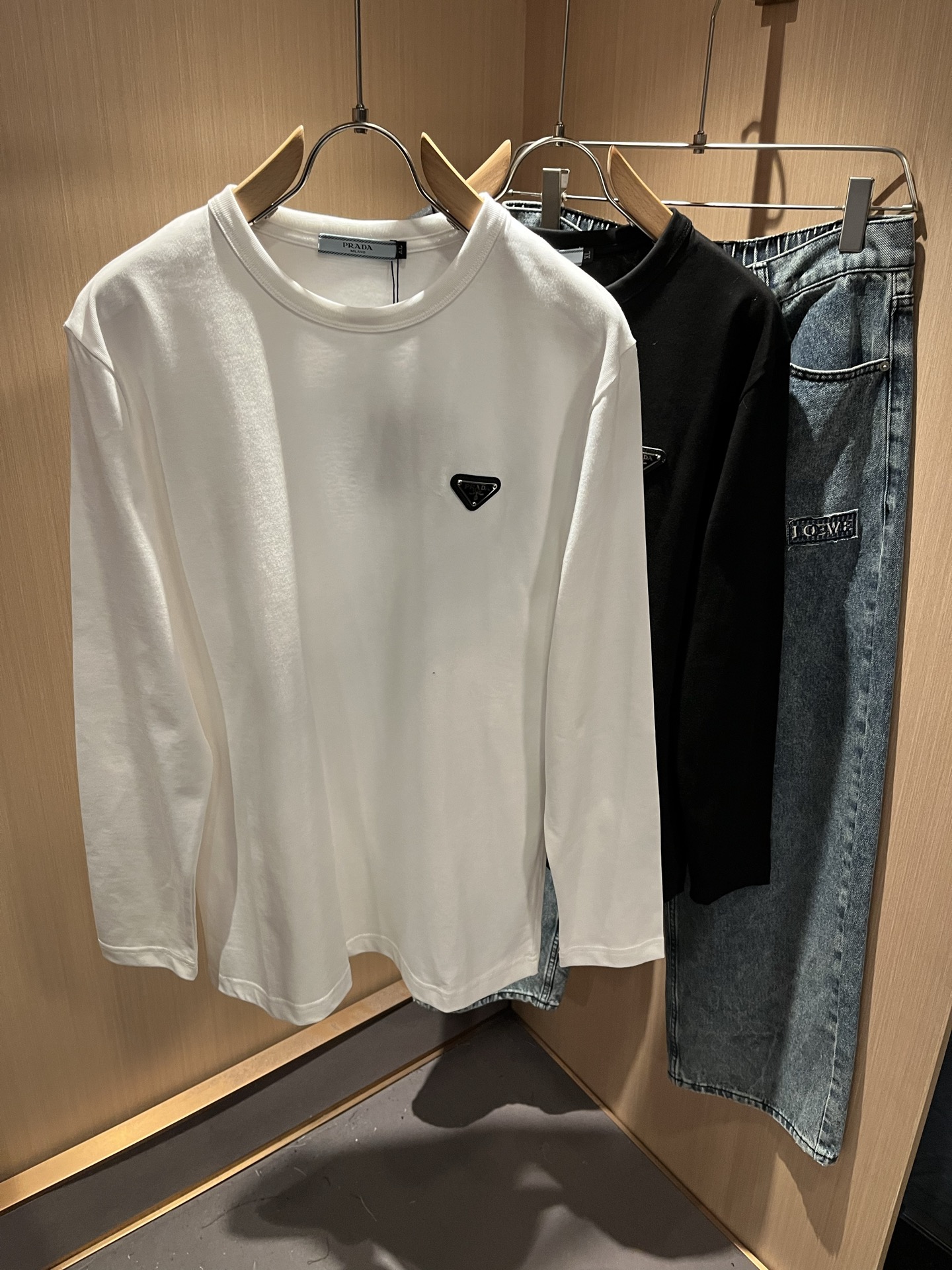 Prad*普*达 2025秋冬季新款经典元素长袖打底衫，经典大方的款式，可以穿十年都还是流行的那种，你一