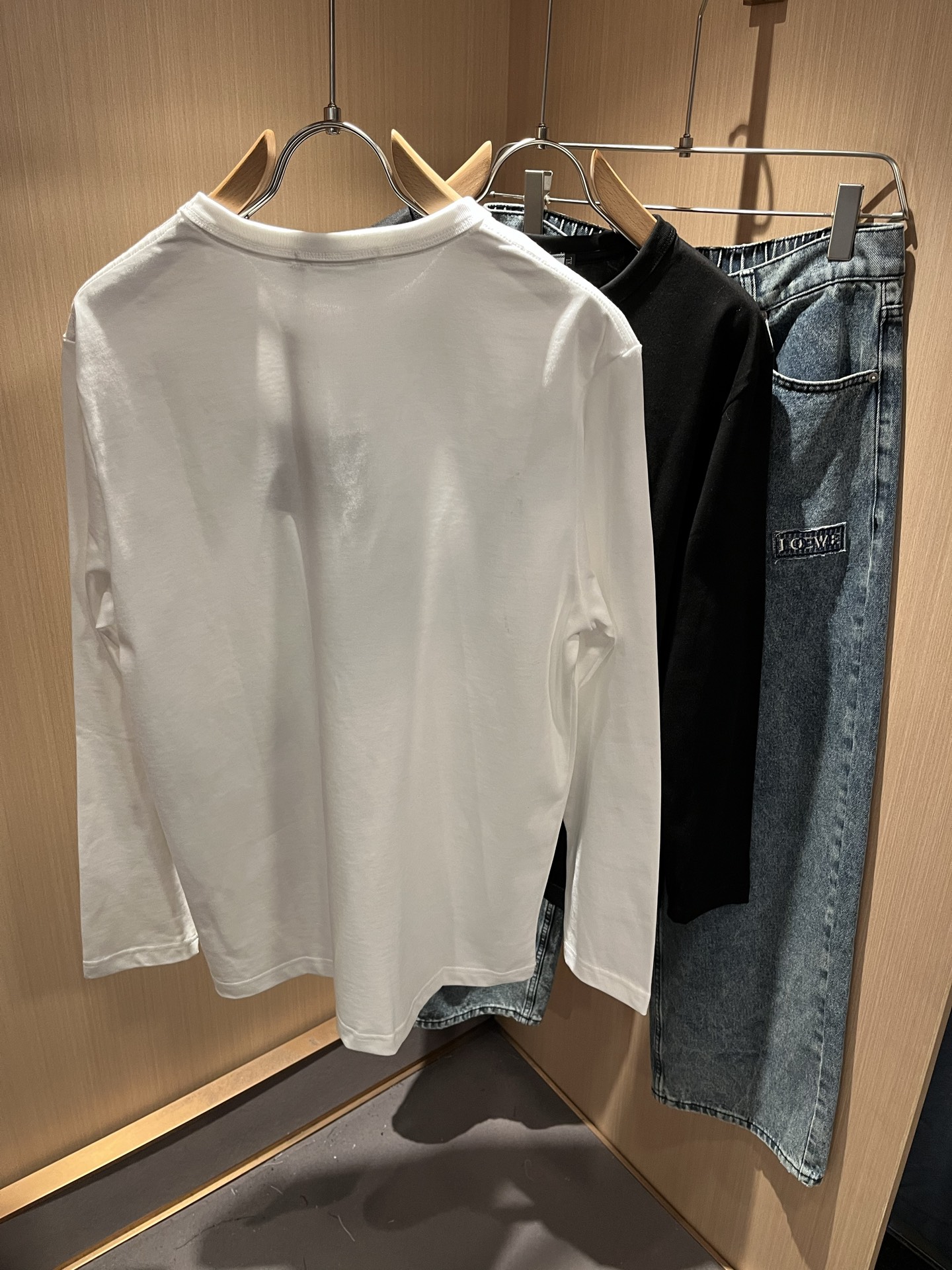 Prad*普*达 2025秋冬季新款经典元素长袖打底衫，经典大方的款式，可以穿十年都还是流行的那种，你一